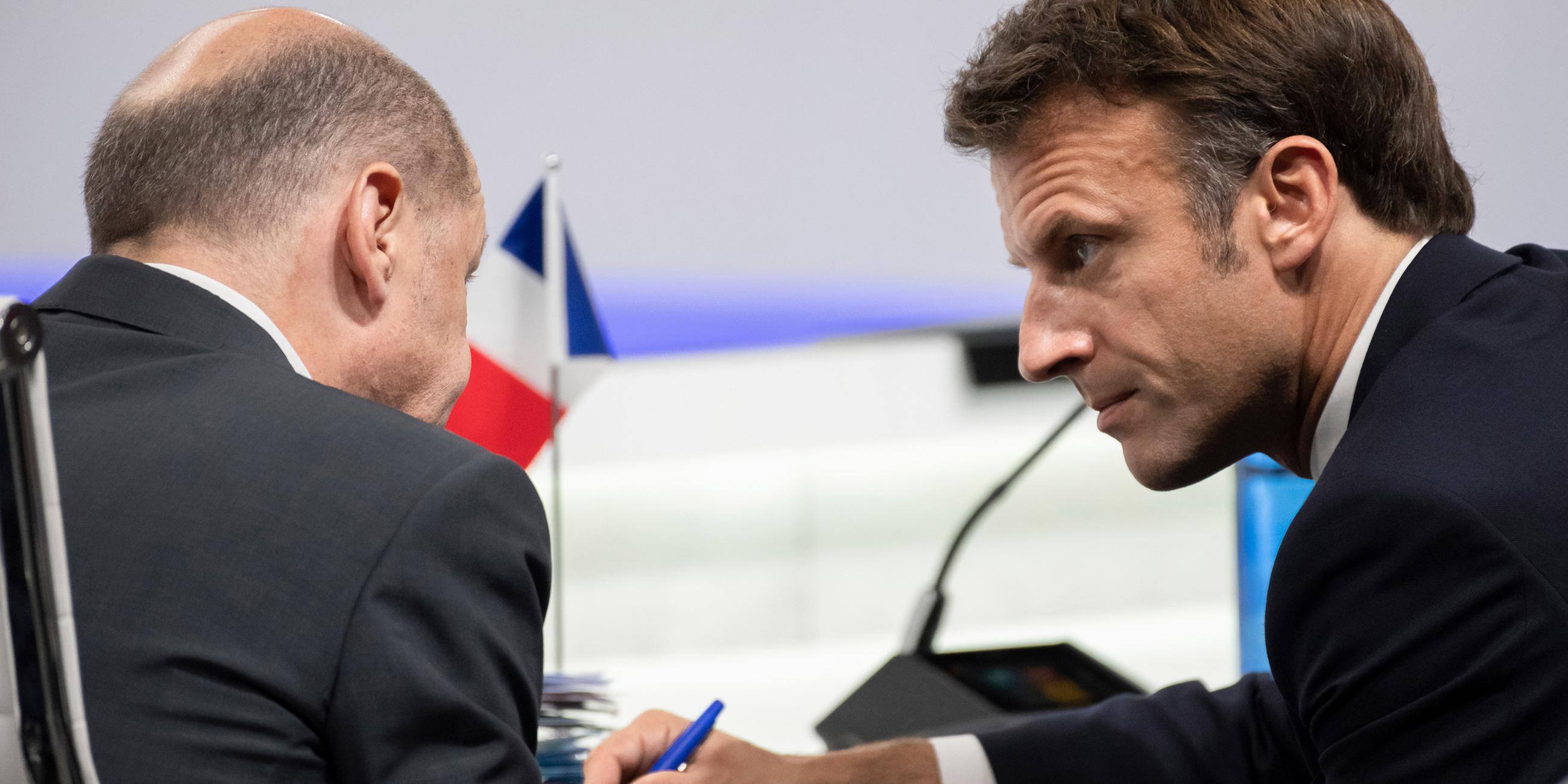 Bundeskanzler Olaf Scholz (l.) spricht mit Frankreichs Präsident Emmanuel Macron (Archivbild)