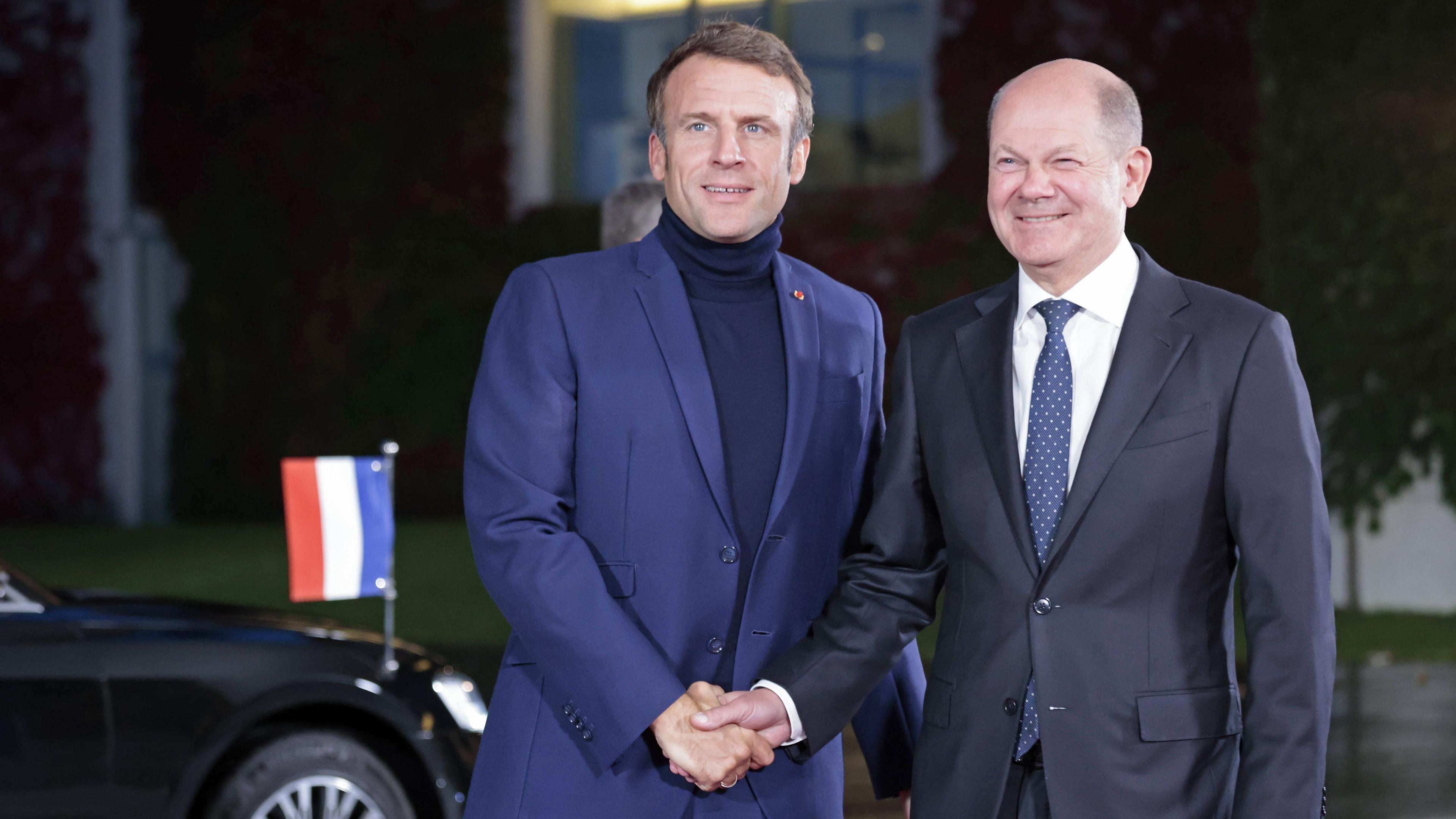 Präsident Emmanuel Macron und Bundeskanzler Olaf Scholz, aufgenommen am 03.10.2022 in Berlin