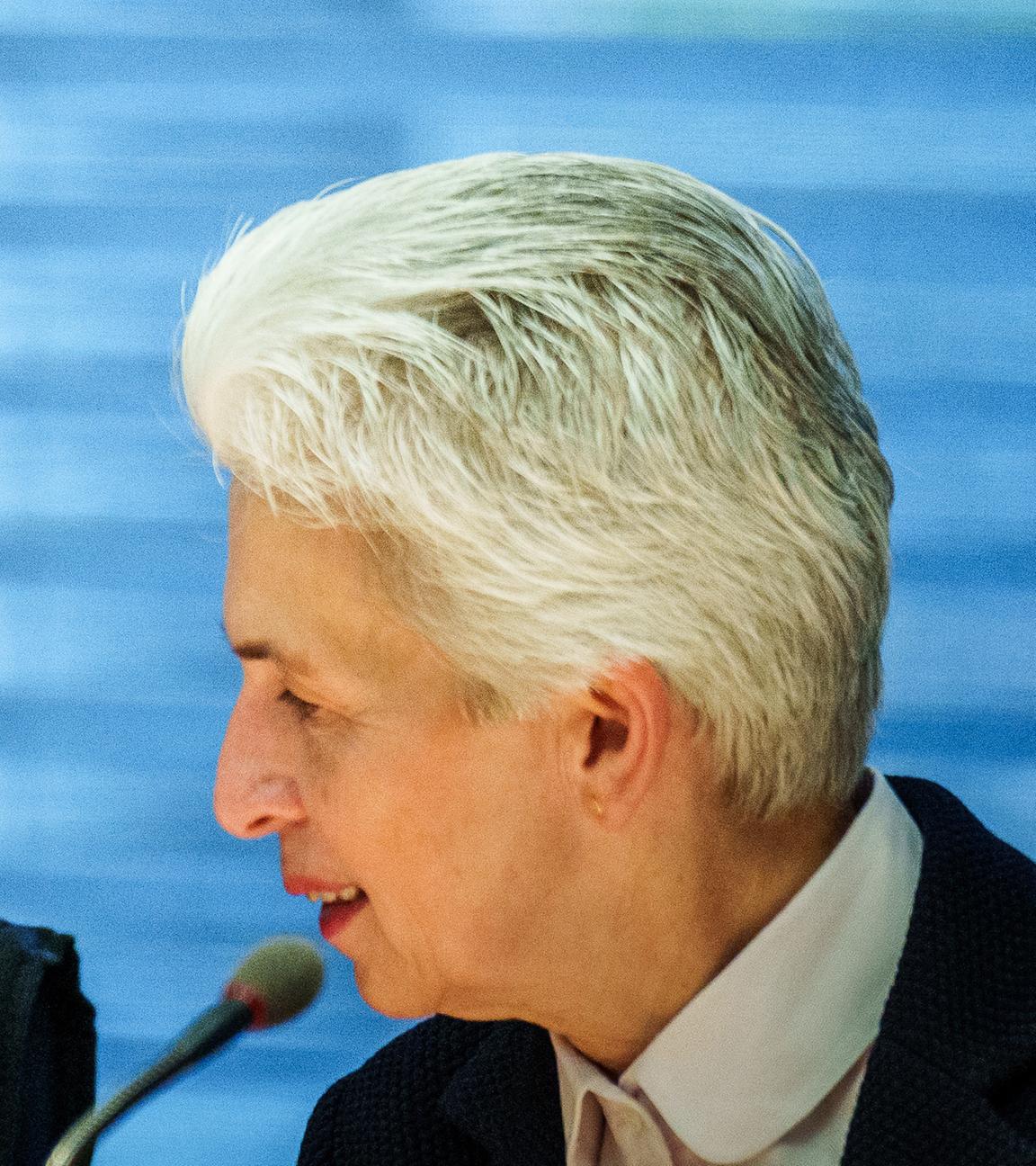 Bundeskanzler Olaf Scholz (SPD), sitzt neben der Ausschussvorsitzenden Marie-Agnes Strack-Zimmermann (FDP)