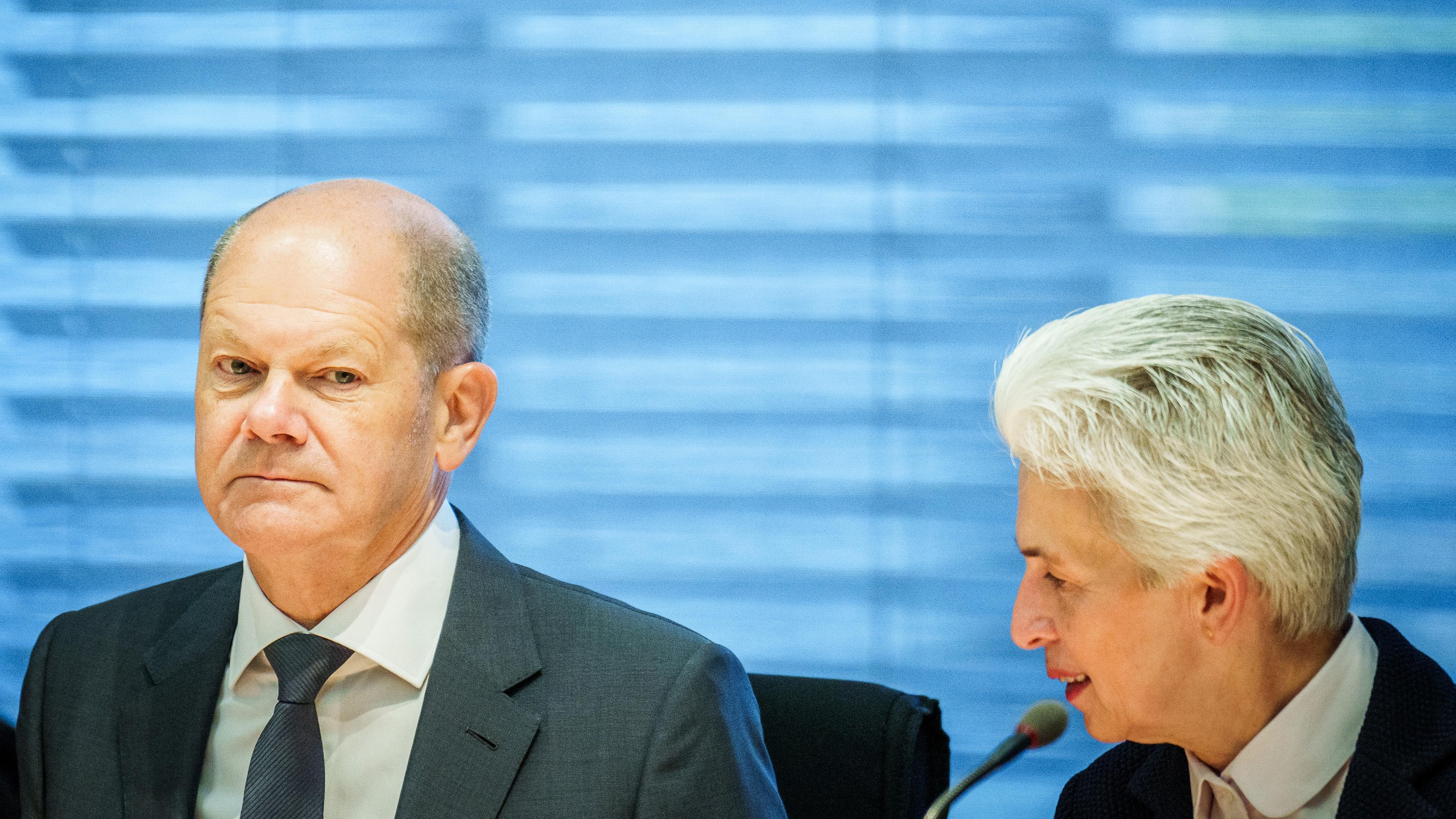 Bundeskanzler Olaf Scholz (SPD), sitzt neben der Ausschussvorsitzenden Marie-Agnes Strack-Zimmermann (FDP)