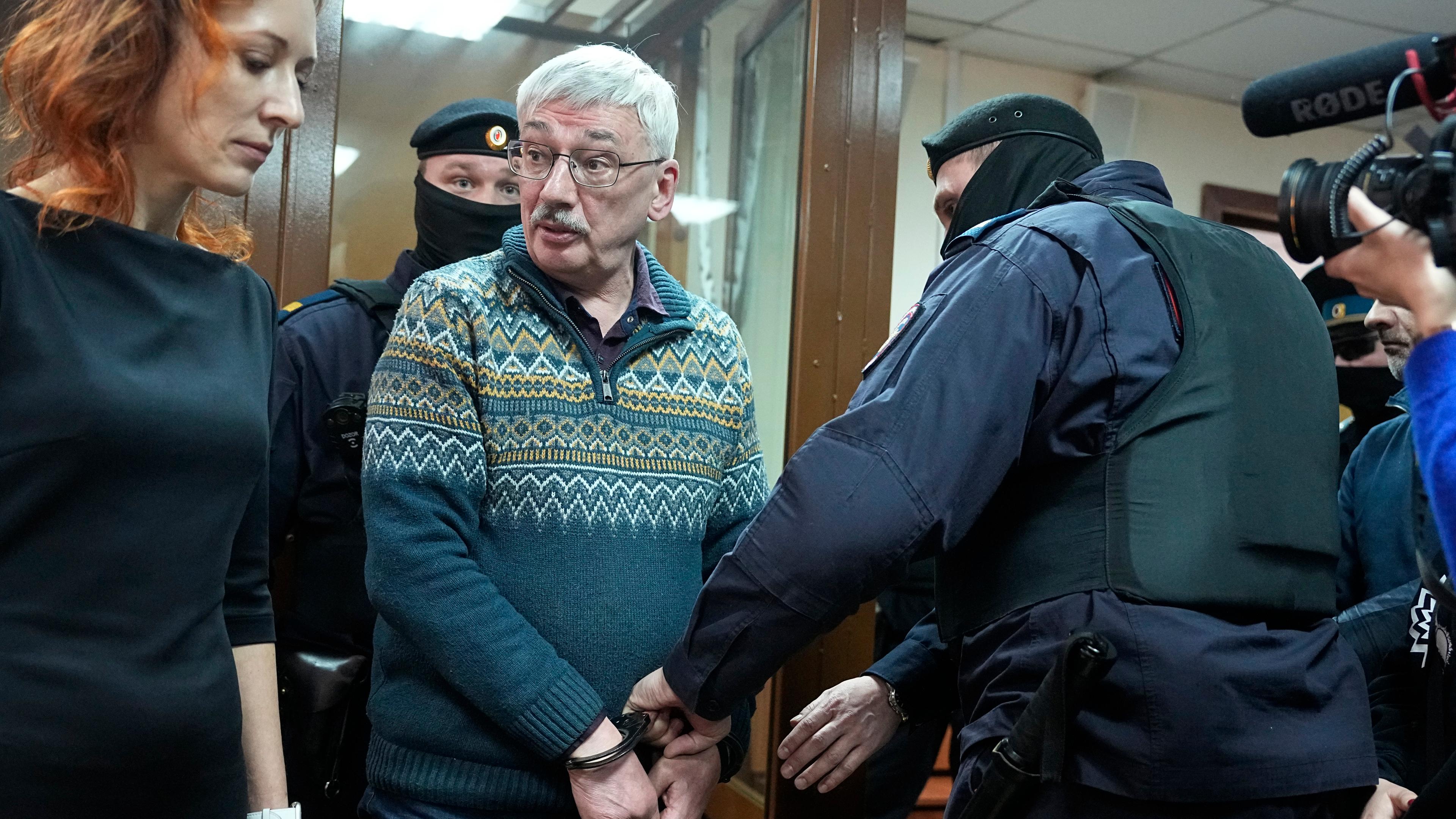 Oleg Orlow bekommt im Gerichtssaal Handschellen angelegt