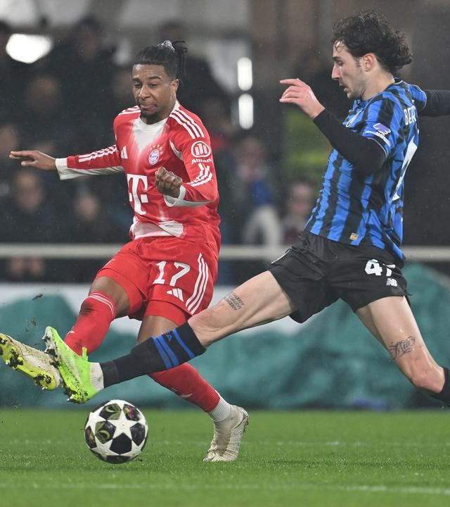 Bergamos Flügelspieler Lorenzo Bernasconi kann den Pass von Bayerns Flügelspieler Michael Olise unterbinden