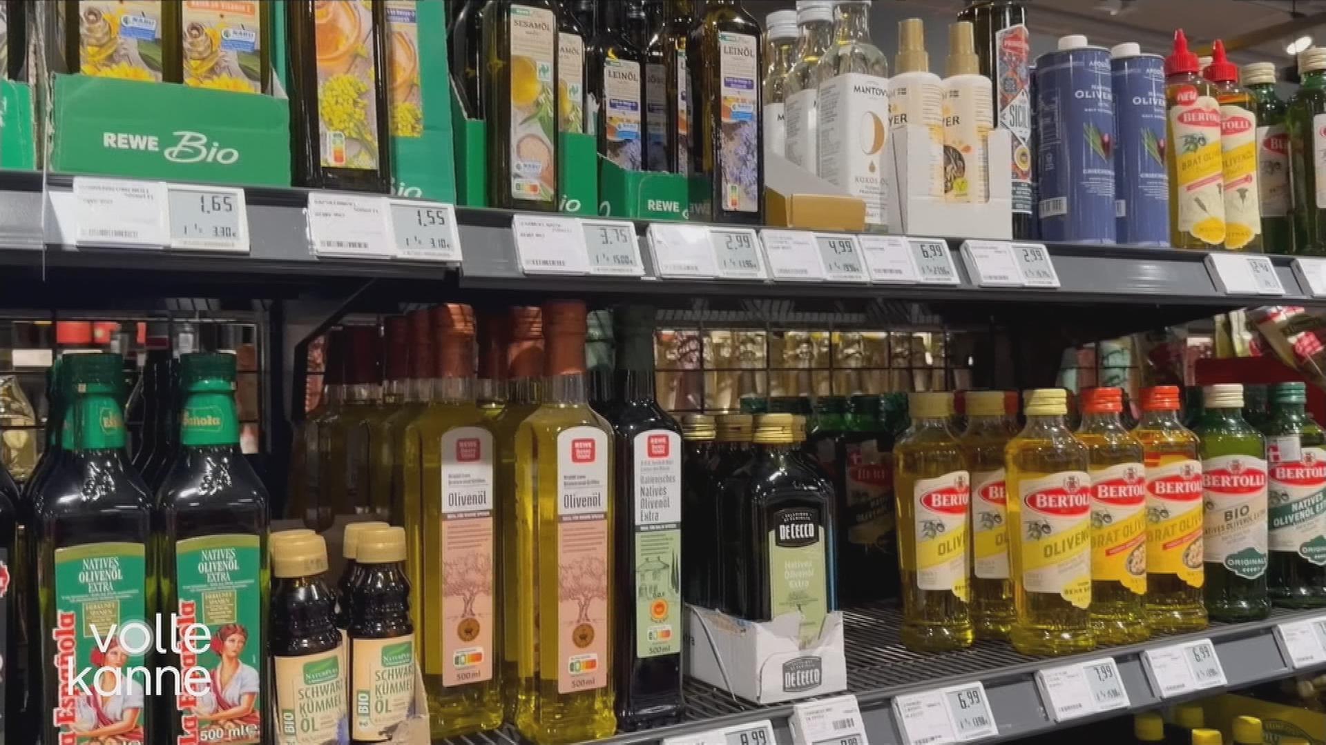 Verschiedene Olivenöle in einem Supermarktregal