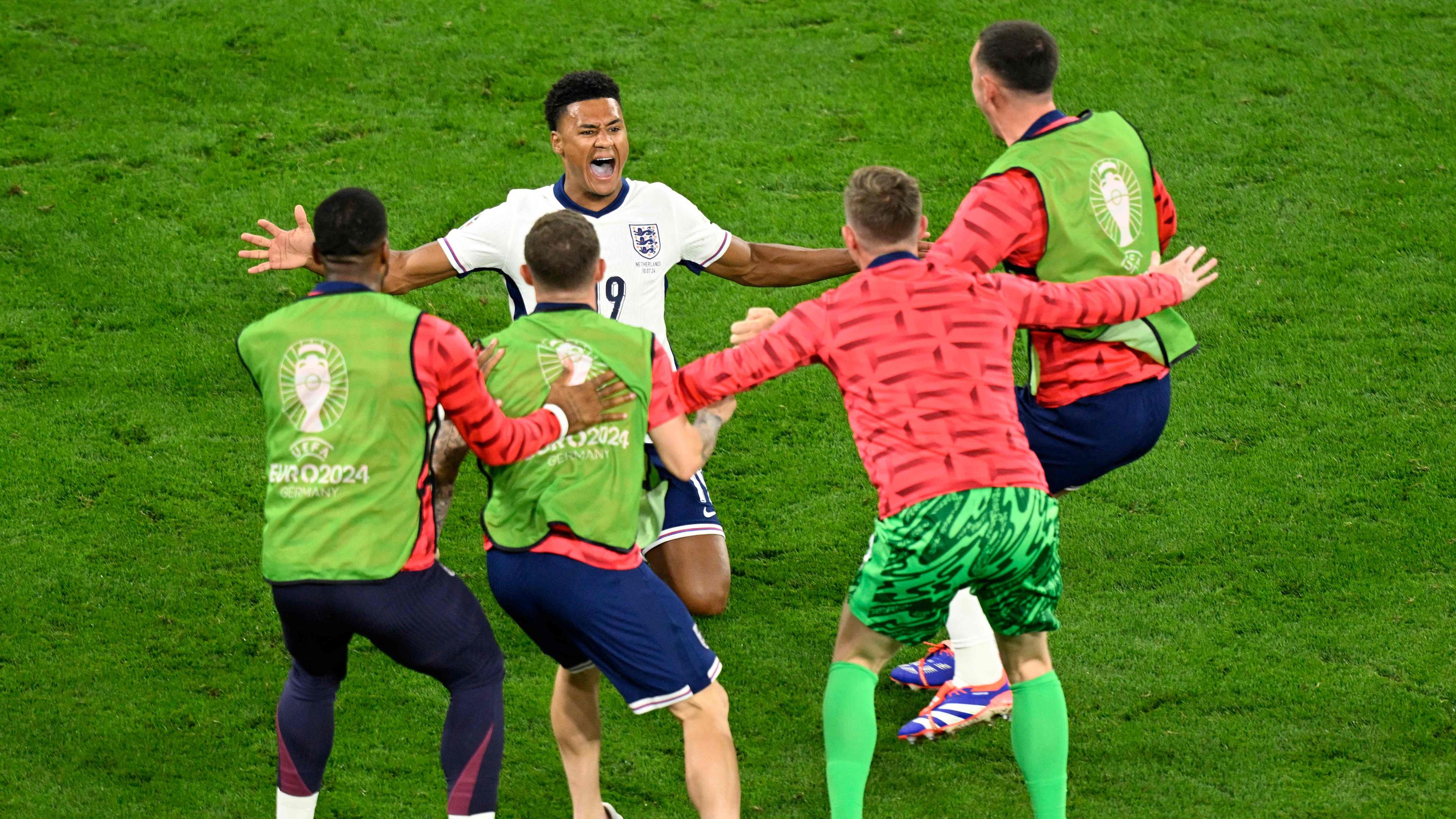 Ollie Watkins jubelt mit seiner Mannschaft sein Tor zum 2:1 gegen die Niederlande.