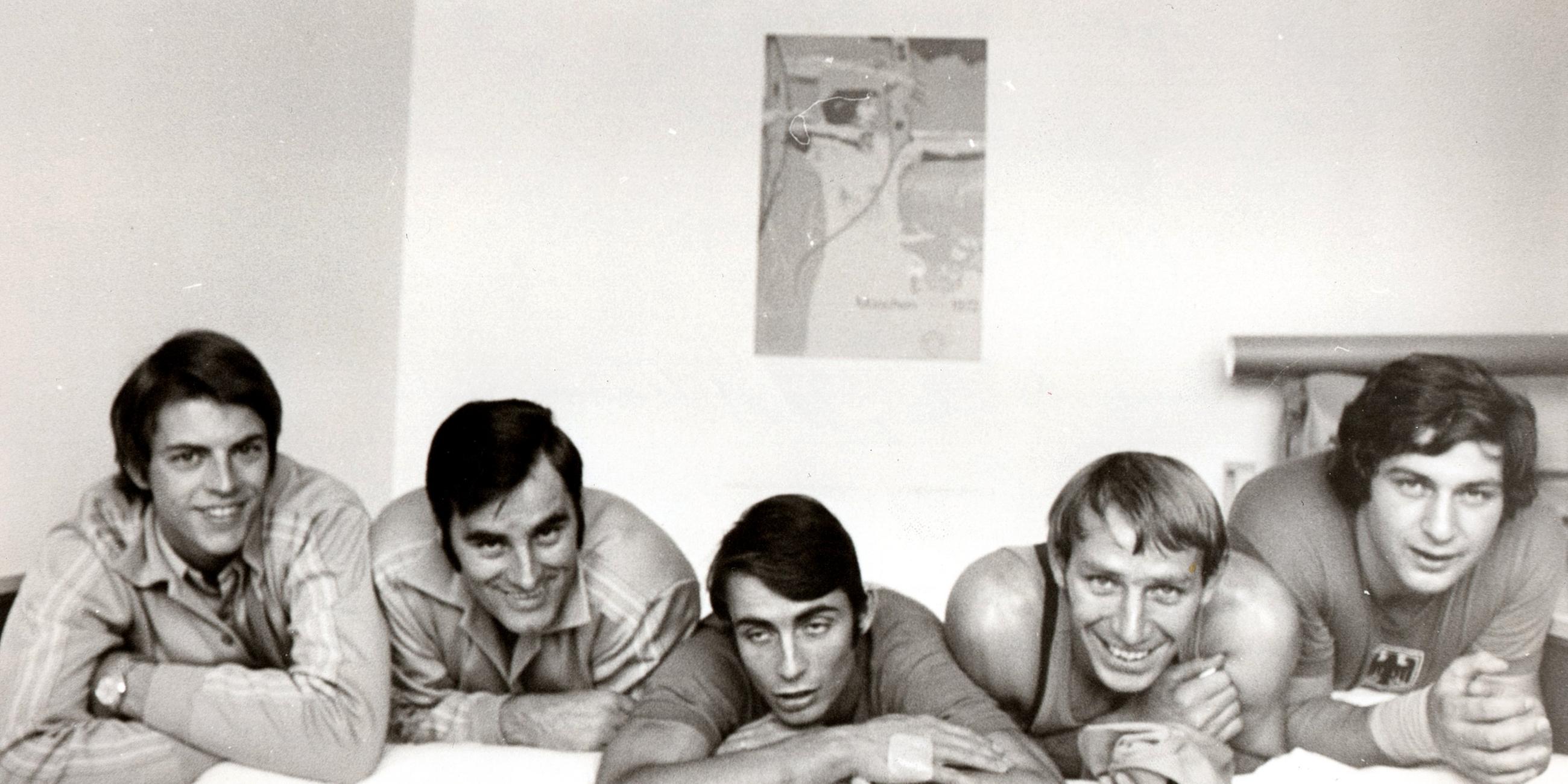 Das Foto zeigt die DHB-Auswahlspieler Heiner Möller, Josef Karrer, Hans-Peter Neuhaus, Klaus Lange und Klaus Westebbe (von links) im Olympischen Dorf.