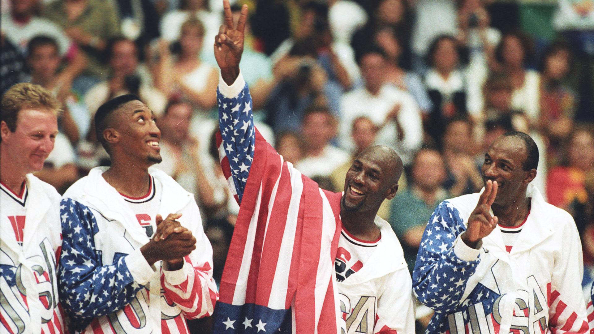 Dream Team 1992 mit Michael Jordan (2. v. r.), Larry Bird (l.), Scottie Pippen und Clyde Drexler (r.)