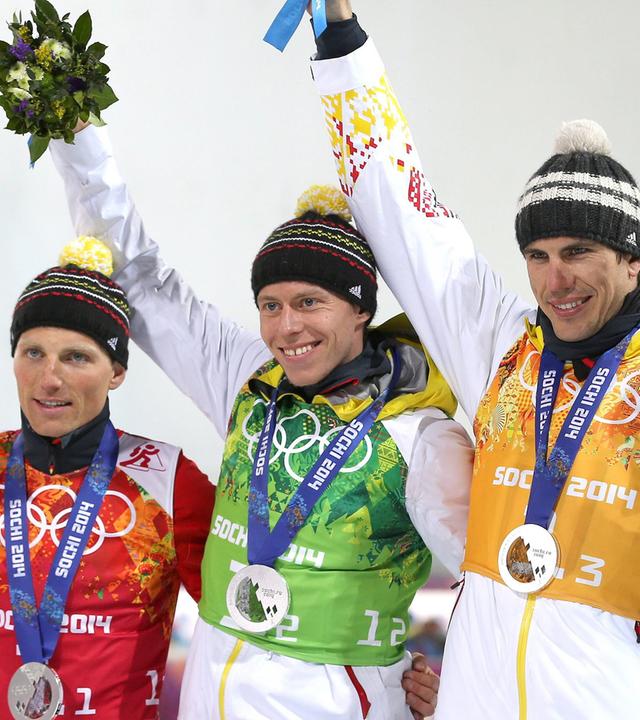 Silbermedaillengewinner Erik Lesser, Daniel Böhm, Arnd Peiffer und Simon Schempp bei der Siegerehrung der 4x7,5-km-Staffel bei den Olympische Winterspiele Sotschi 2014 in Krasnaja Poljana am 22.02.2014.
