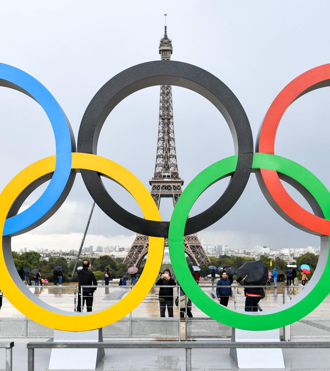 September 2017: Olympische Ringe vor dem Pariser Eiffelturm