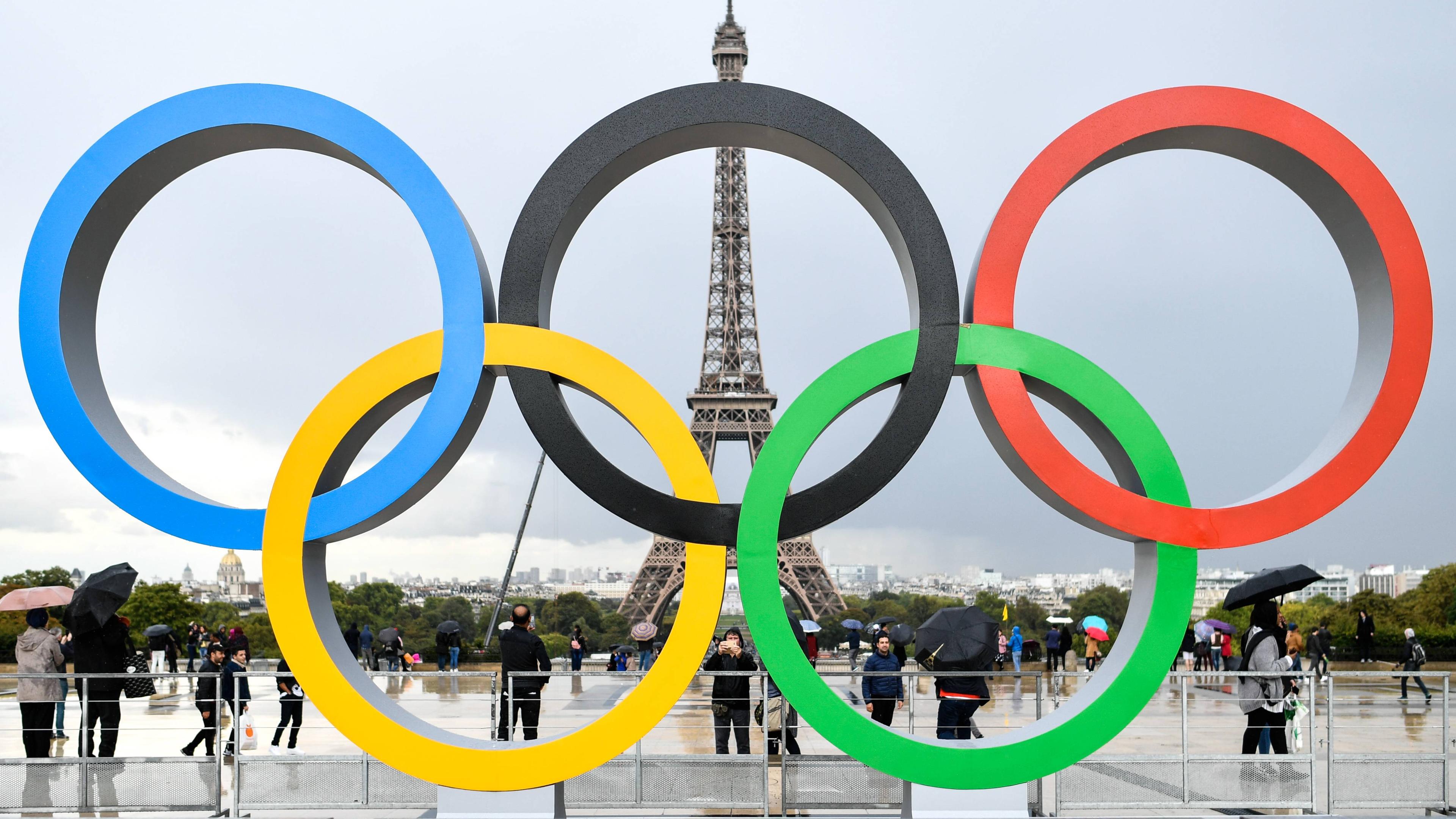 September 2017: Olympische Ringe vor dem Pariser Eiffelturm
