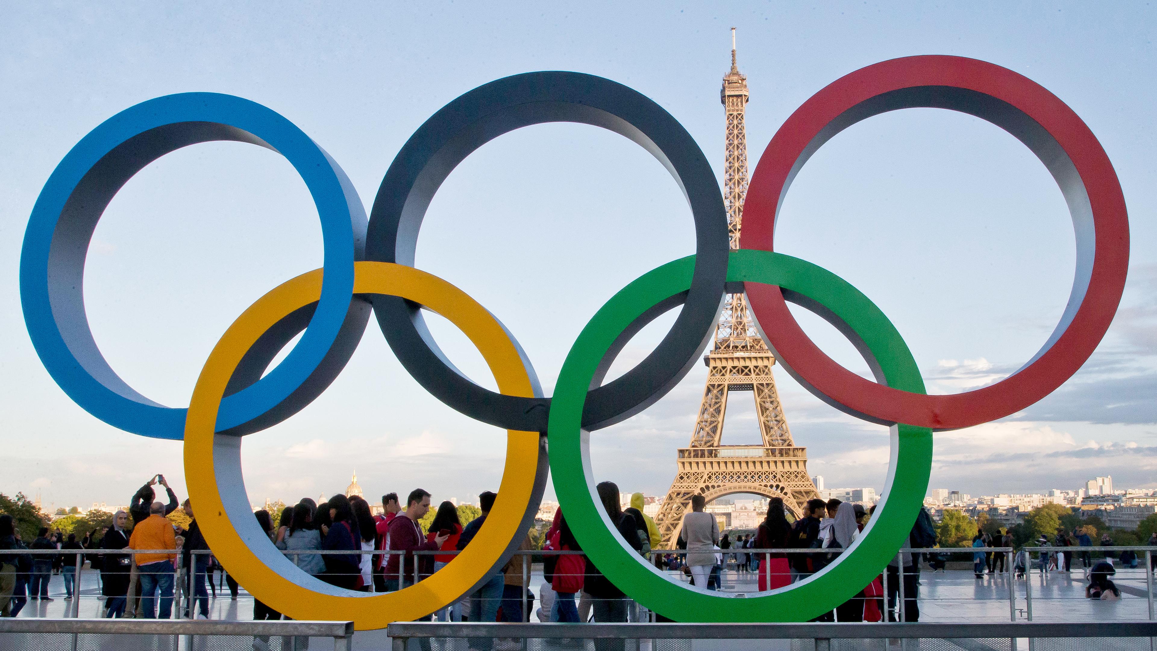 Olympische Ringe vor dem Pariser Eiffelturm, aufgenommen am 14.09.2017 in Paris