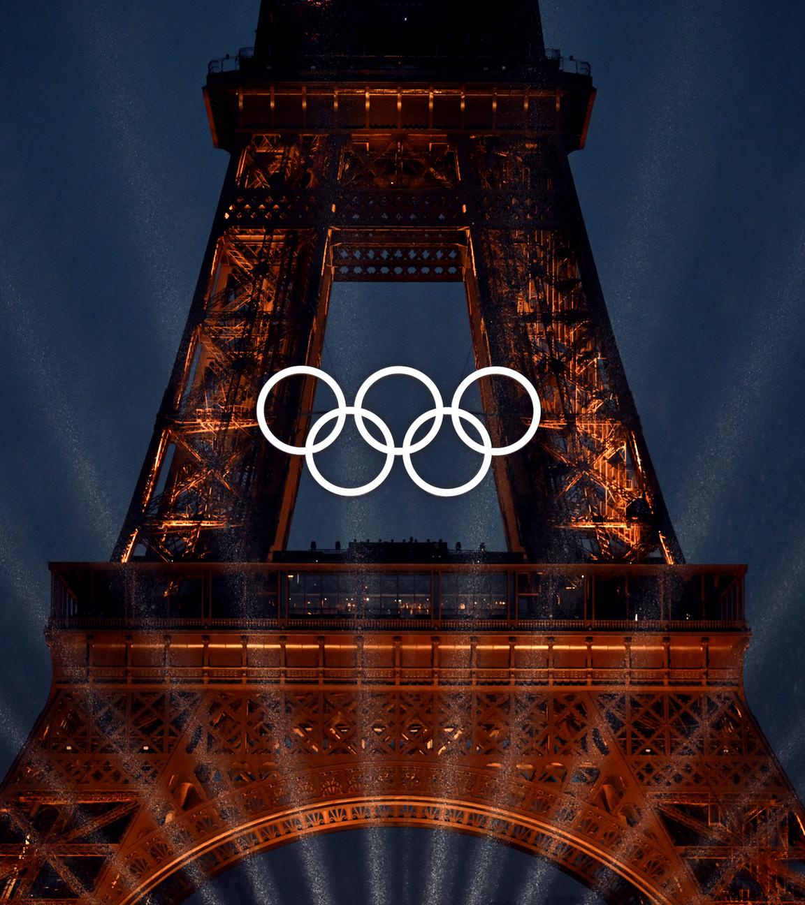 Frankreich, Paris: Ein Blick auf den Eiffelturm und die Olympischen Ringe während der Eröffnungsfeier