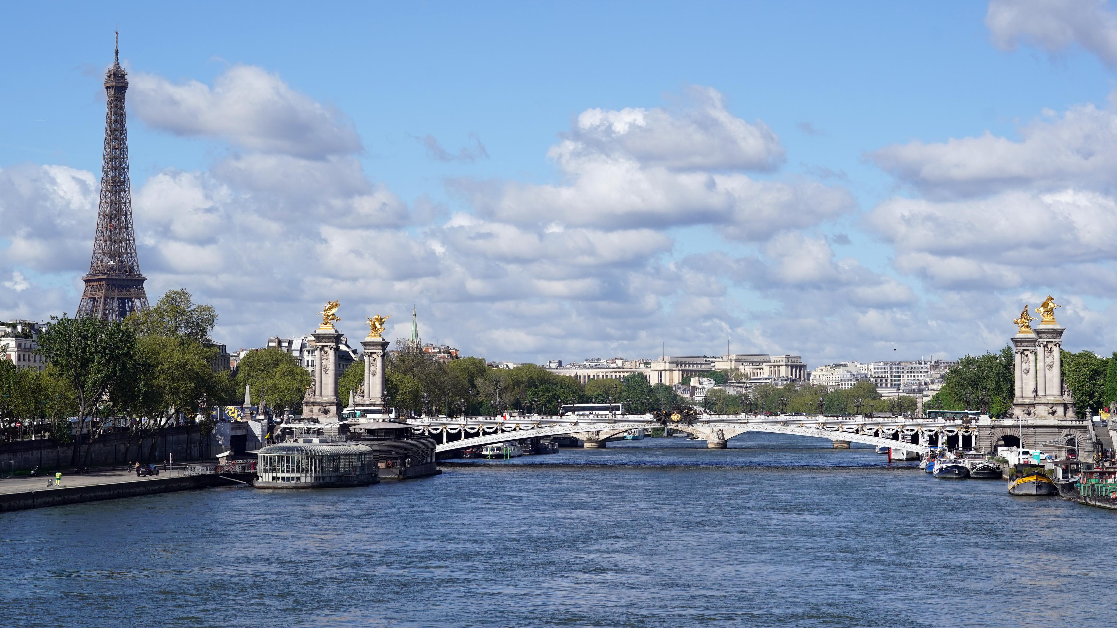 Der Fluss Seine in Paris, im Hintergrund der Eiffeturm.