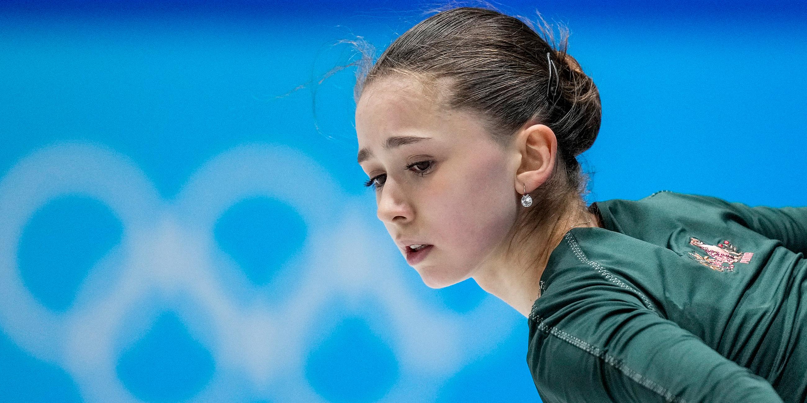 Eiskunstläuferin Kamila Walijewa vom Russischen Olympischen Komitee beim Training am 14.02.2022 in Peking.