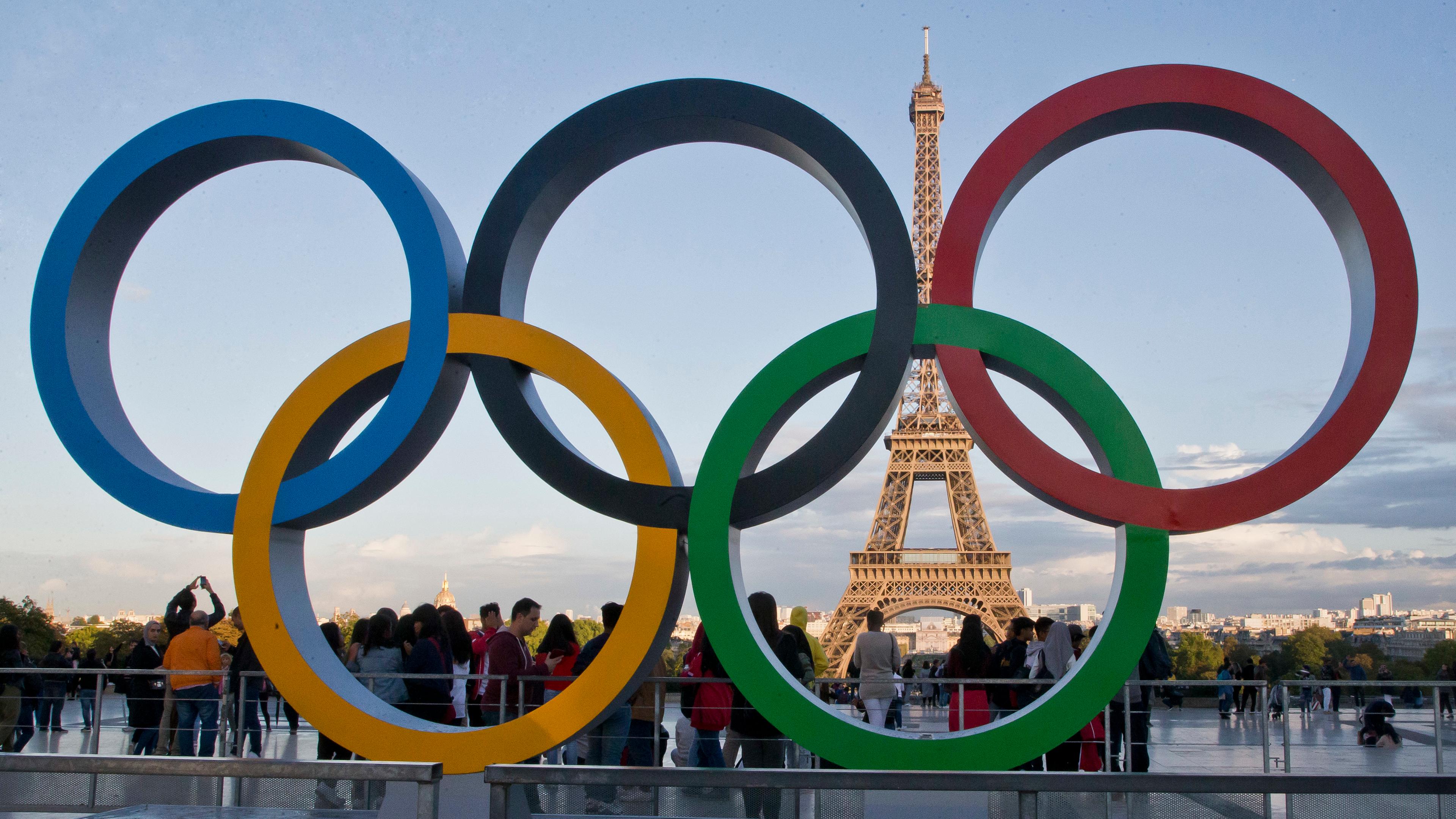 Frankreich, Paris: Die Olympischen Ringe 2017 in Paris vor dem Eiffelturm. Archivbild