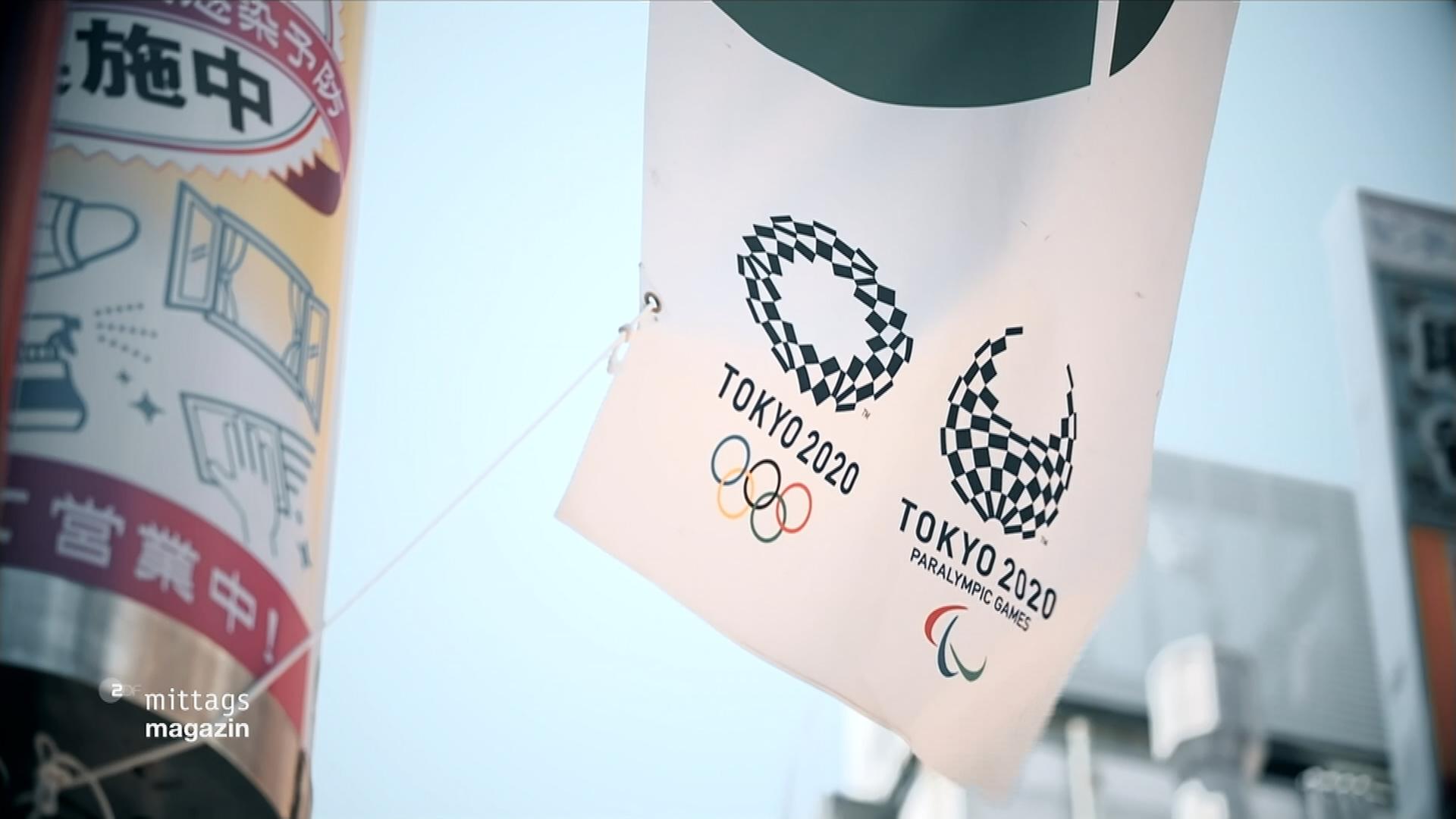 Olympische Spiele in Tokio - Fahnen mit dem Schriftzug Tokyo 2020