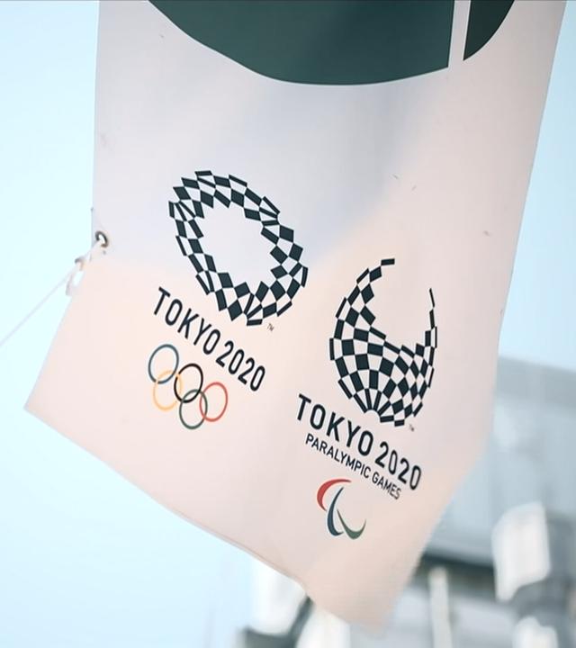 Olympische Spiele in Tokio - Fahnen mit dem Schriftzug Tokyo 2020