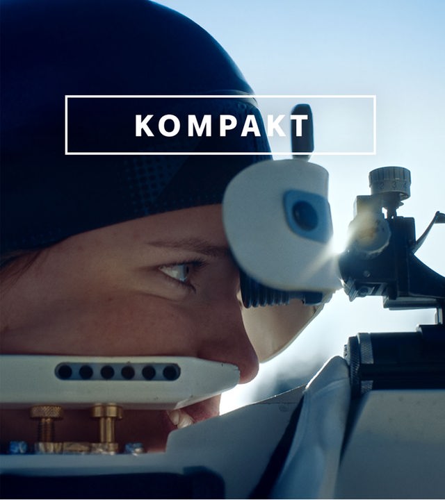 Das Wintersport "KOMPAKT"- Logo vor Biathlon-Athletin am Schießstand