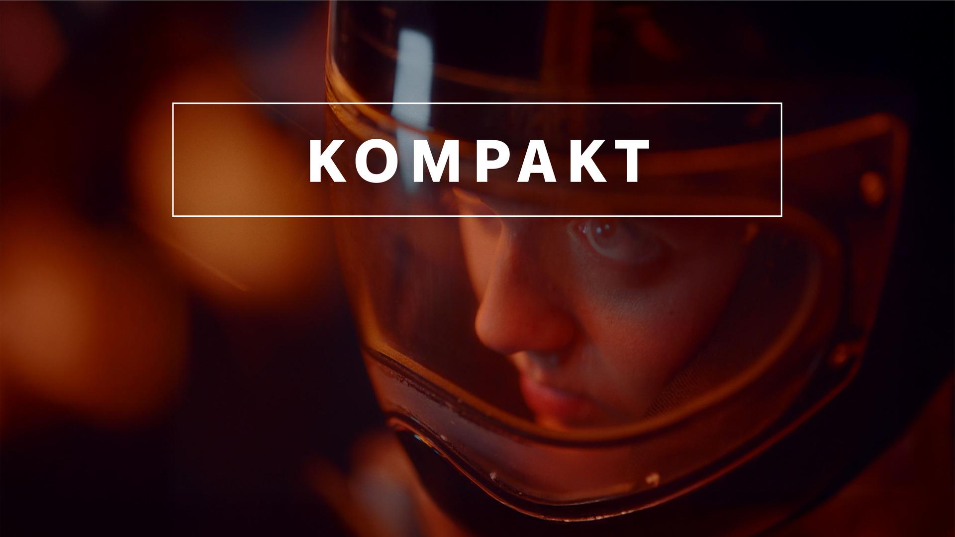 Das Wintersport "KOMPAKT"- Logo vor Athletin mit Helm