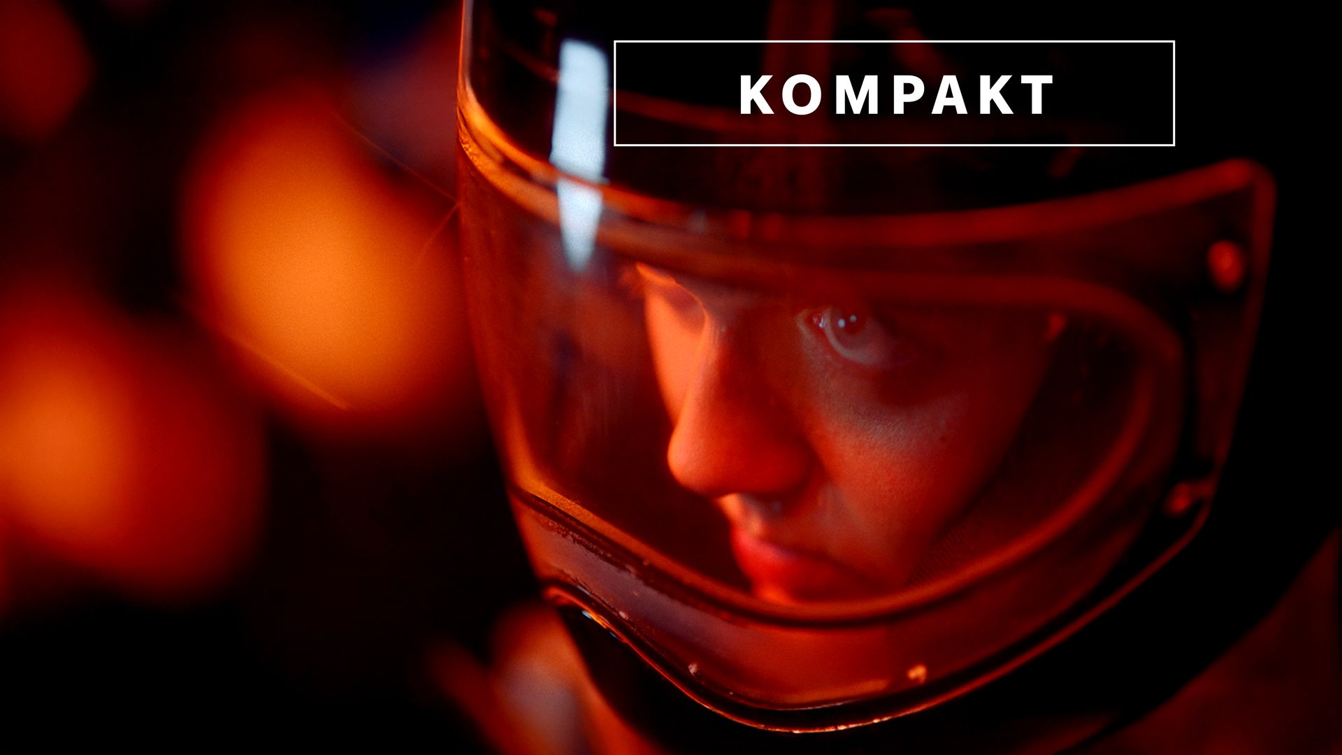 Das Wintersport "KOMPAKT"- Logo vor Athletin mit Helm