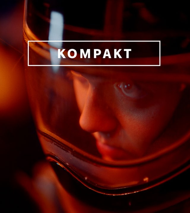 Das Wintersport "KOMPAKT"- Logo vor Athletin mit Helm