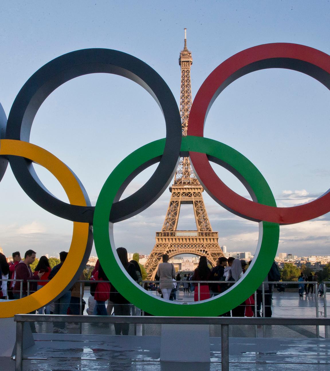 Olympische Ringe vor dem Eiffelturm