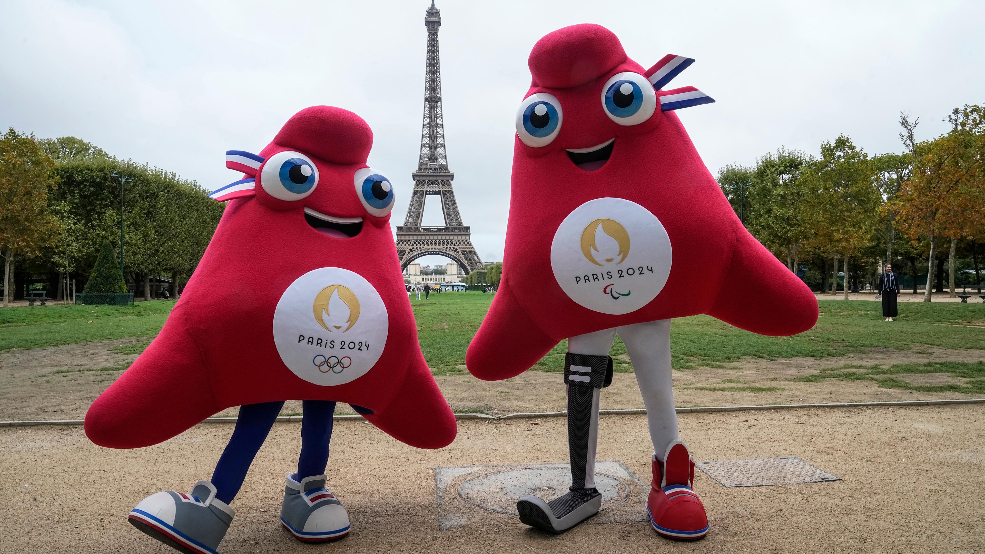 Zwei Maskottchen für die Olympischen Spiele in Paris 2024 vor dem Eiffelturm.