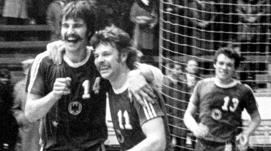 Brand, Heiner und Joachim Deckarm jubeln im Olympia Qualifikationsspiel gegen die DDR 1976.