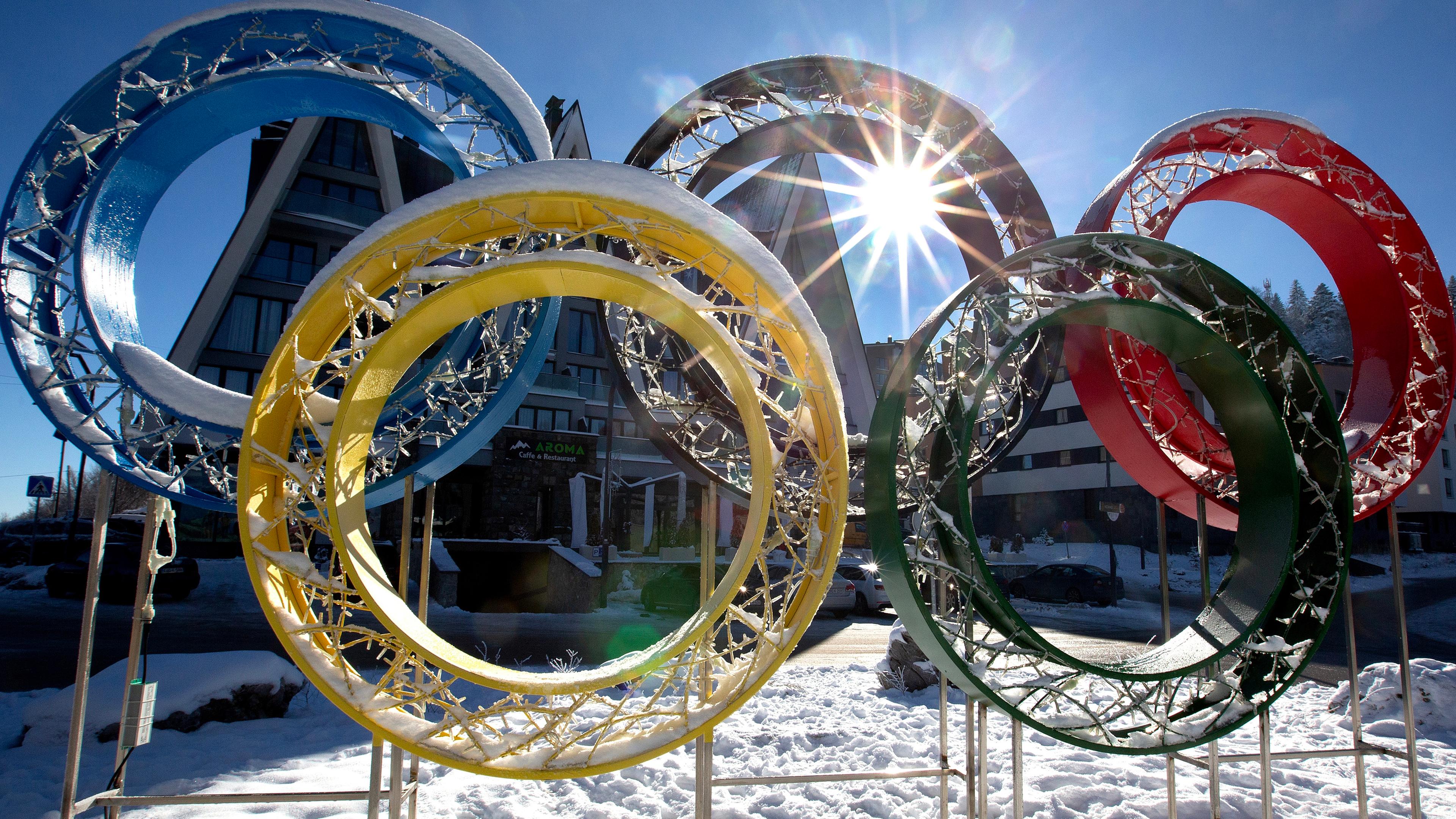 Die olympischen Ringe, die an den vierzigsten Jahrestag der olympischen Winterspiele in Sarajevo erinnern sollen.