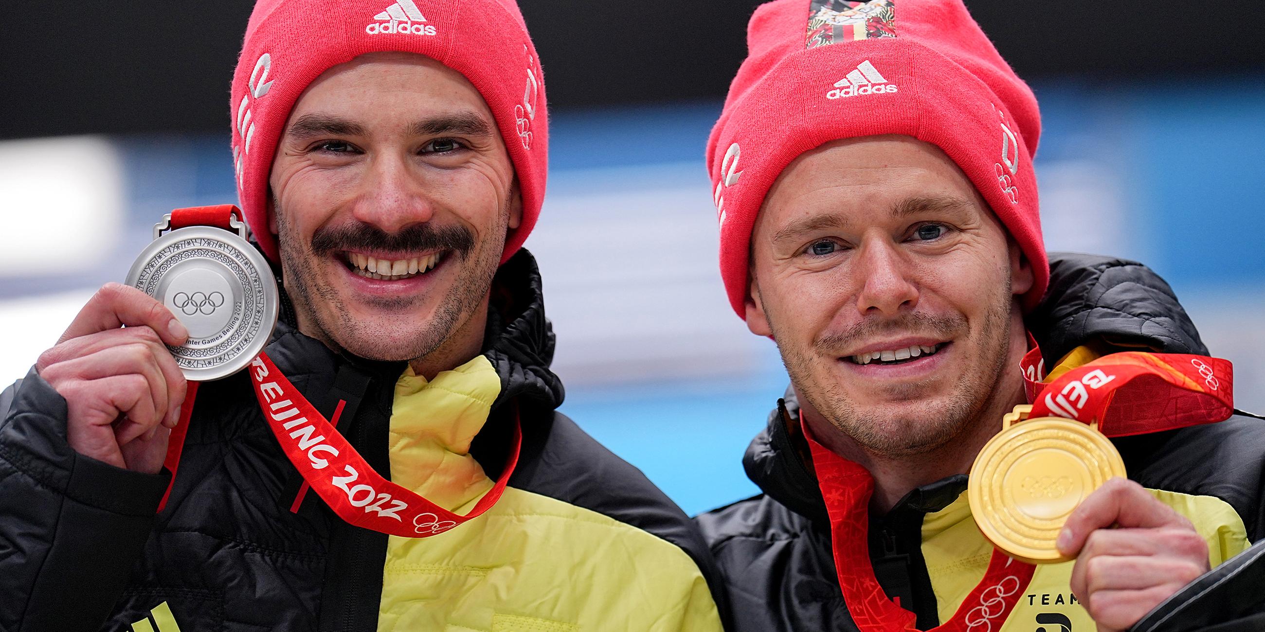 Christopher Grotheer und Axel Jungk zeigen ihre Gold- und Silbermedaille