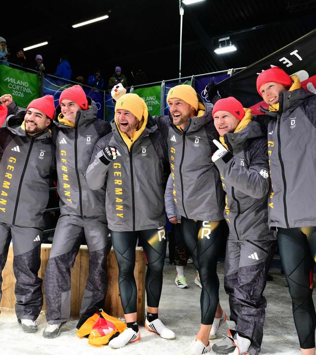 Johannes Lochner und Georg Fleischhauer aus Deutschland, die Silbermedaillengewinner Francesco Friedrich und Alexander Schueller (Deutschland) sowie die Bronzemedaillengewinner Adam Ammour und Alexander Schaller (Deutschland) jubeln nach ihrem Sieg.