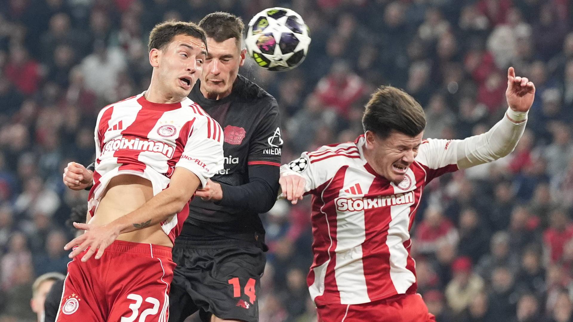Patrik Schick (Bayer 04 Leverkusen) kämpft. 