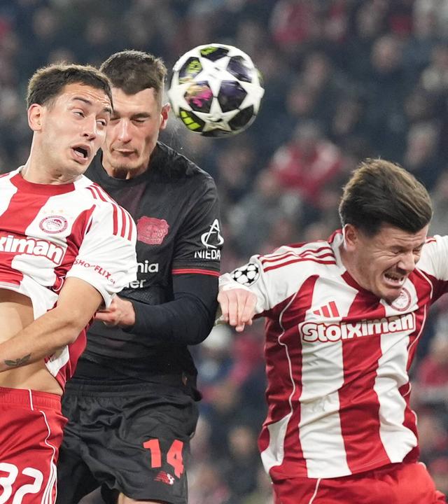 Patrik Schick (Bayer 04 Leverkusen) kämpft. 