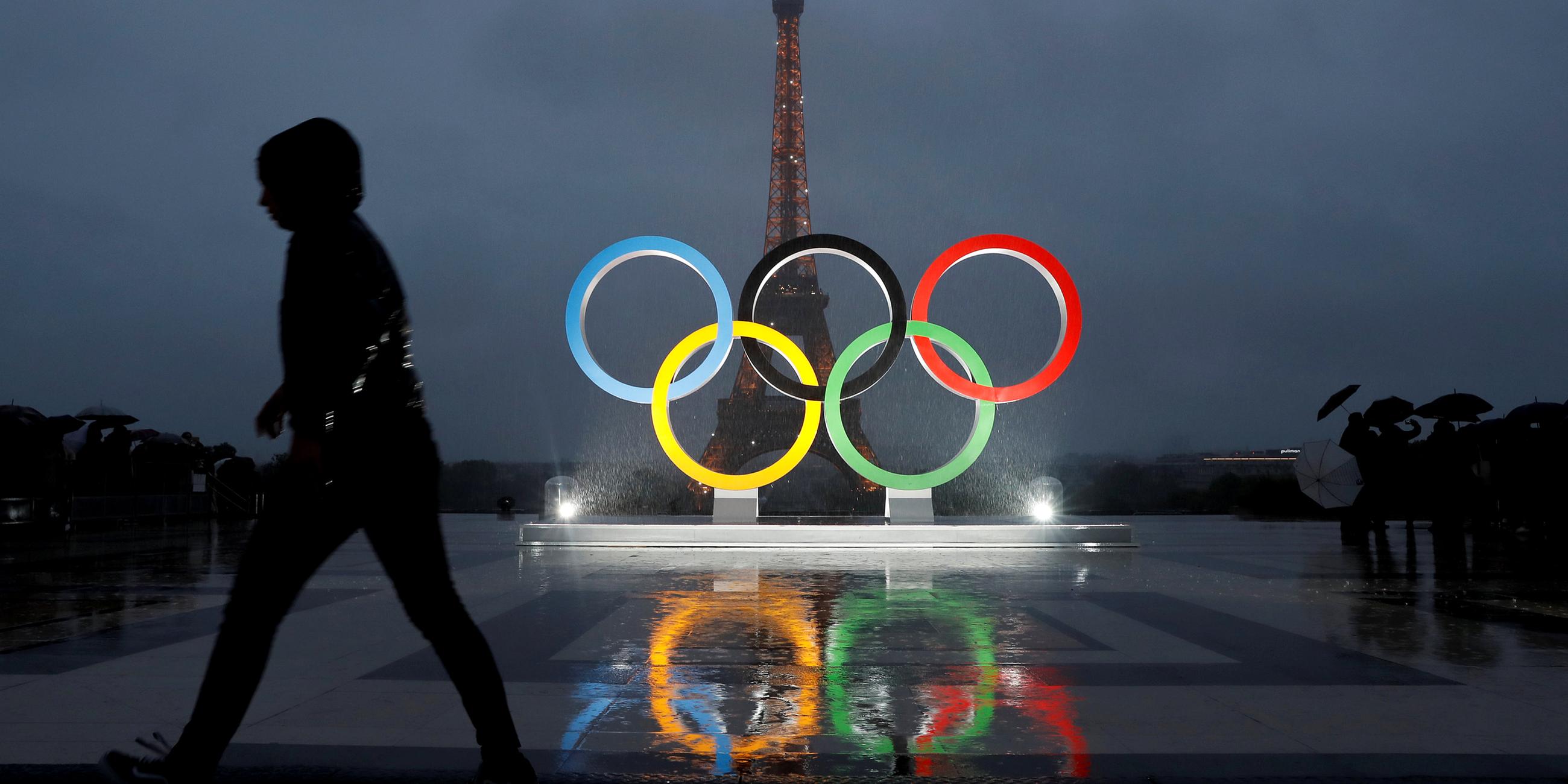 Die Olympischen Ringe vor dem Eiffelturm in Paris.