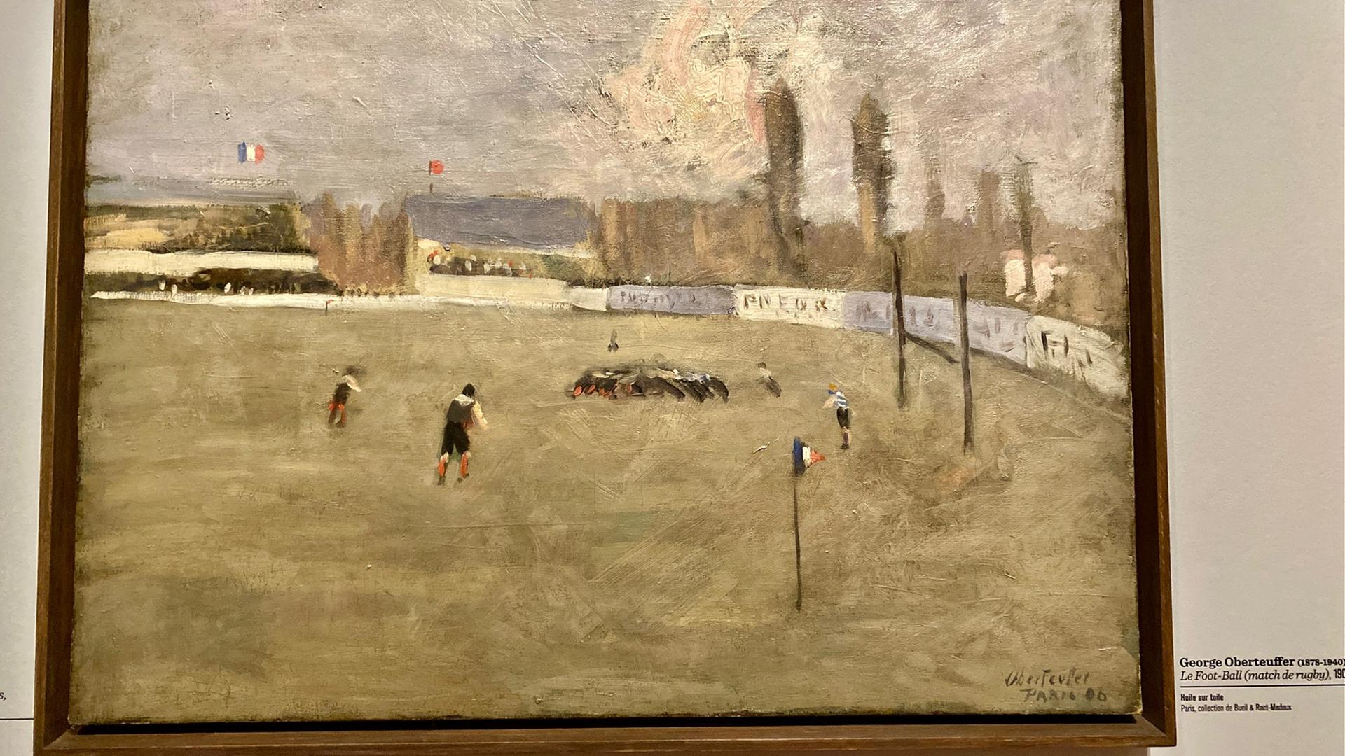 Die Fotografie des Gemäldes zeigt ein Rugby Spiel. Männer in Trikots ringen miteinander, im HIntergrund weht die französische Flagge und im HIntergrund rauchen Schloten. 