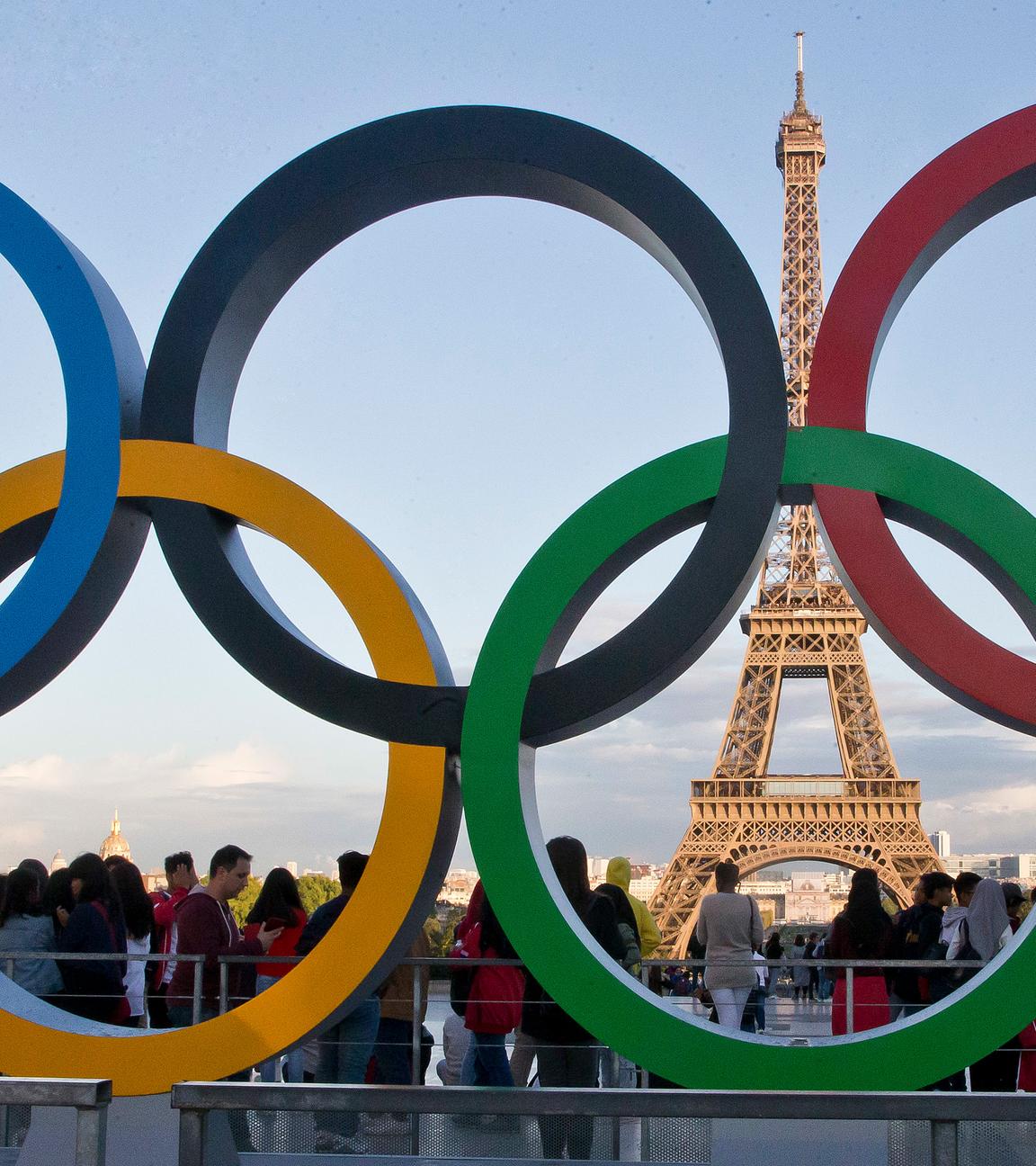 ie Olympischen Ringe 2017 in Paris vor dem Eiffelturm