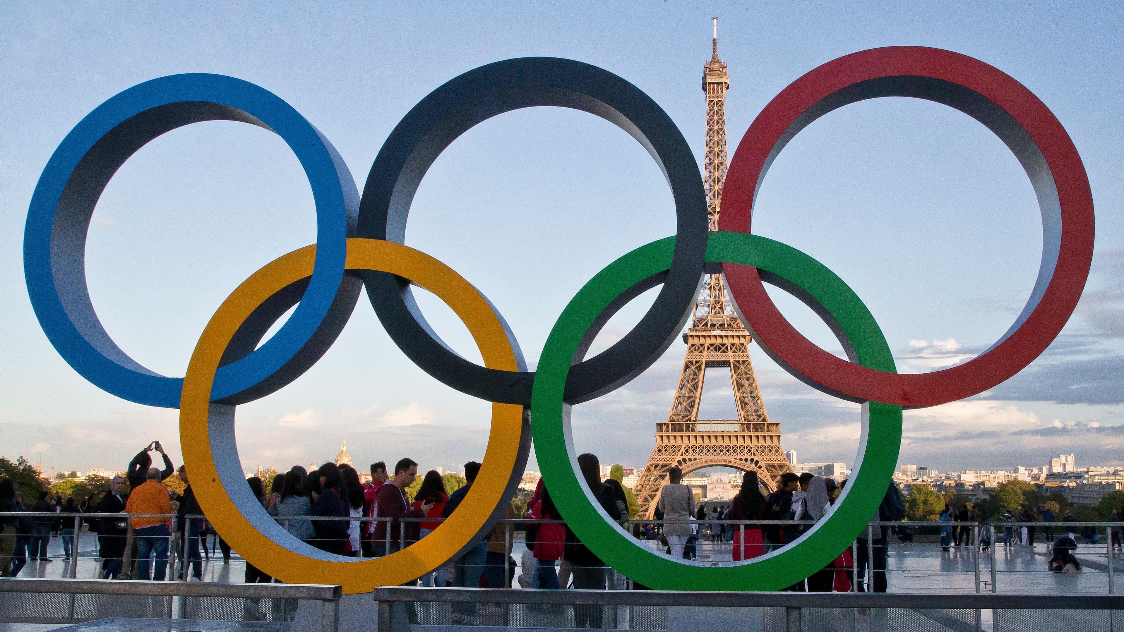 ie Olympischen Ringe 2017 in Paris vor dem Eiffelturm