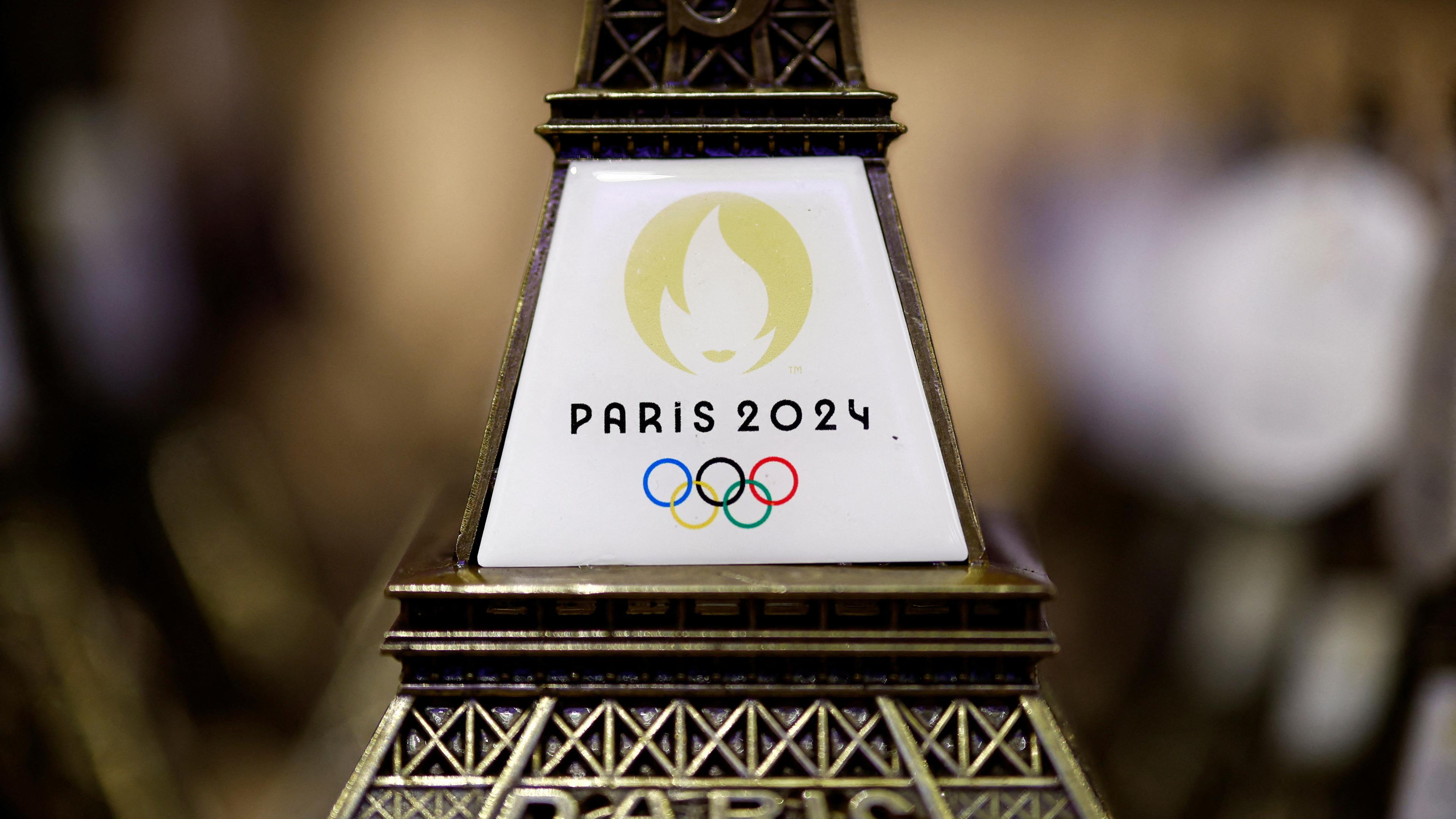 Kleine Souvenirstatue zu den Olympischen Spielen in Paris 2024