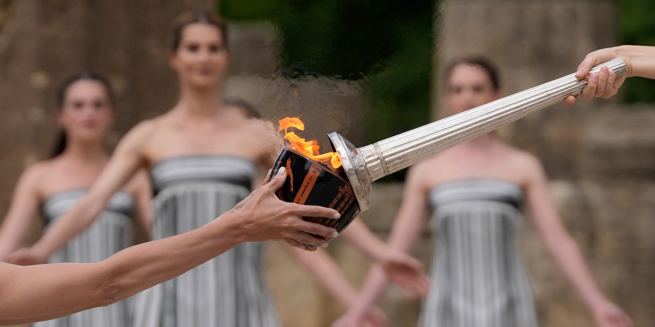 Mary Mina, die eine Hohepriesterin spielt, entzündet eine Fackel während der offiziellen Zeremonie zur Entzündung der Flamme für die Olympischen Spiele in Paris Griechenland,16.04.2024. 