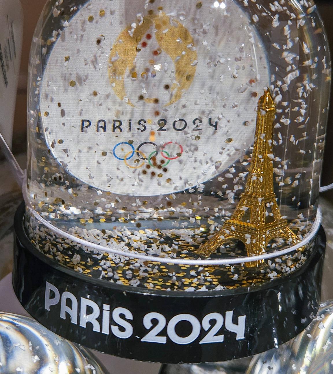 Zubehör, Geschenke und Waren für die Olympischen Spiele 2024 in Paris werden in einem Geschäft am Flughafen Paris Charles de Gaulle am 14.08.2023 in Roissy-en-France, Frankreich, ausgestellt. 