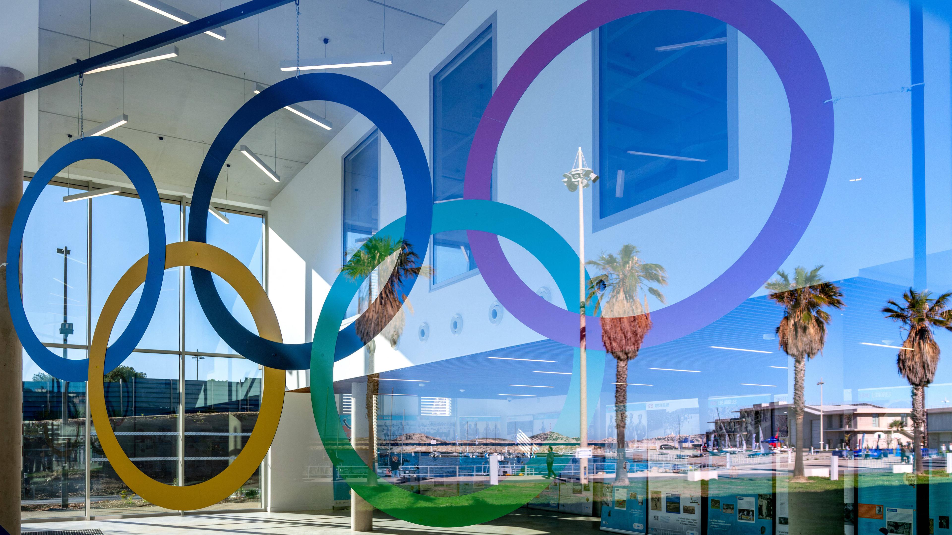 Die olympischen Ringe am Eingang des Olympischen Yachthafens in Marseille, am 02.04.2024.