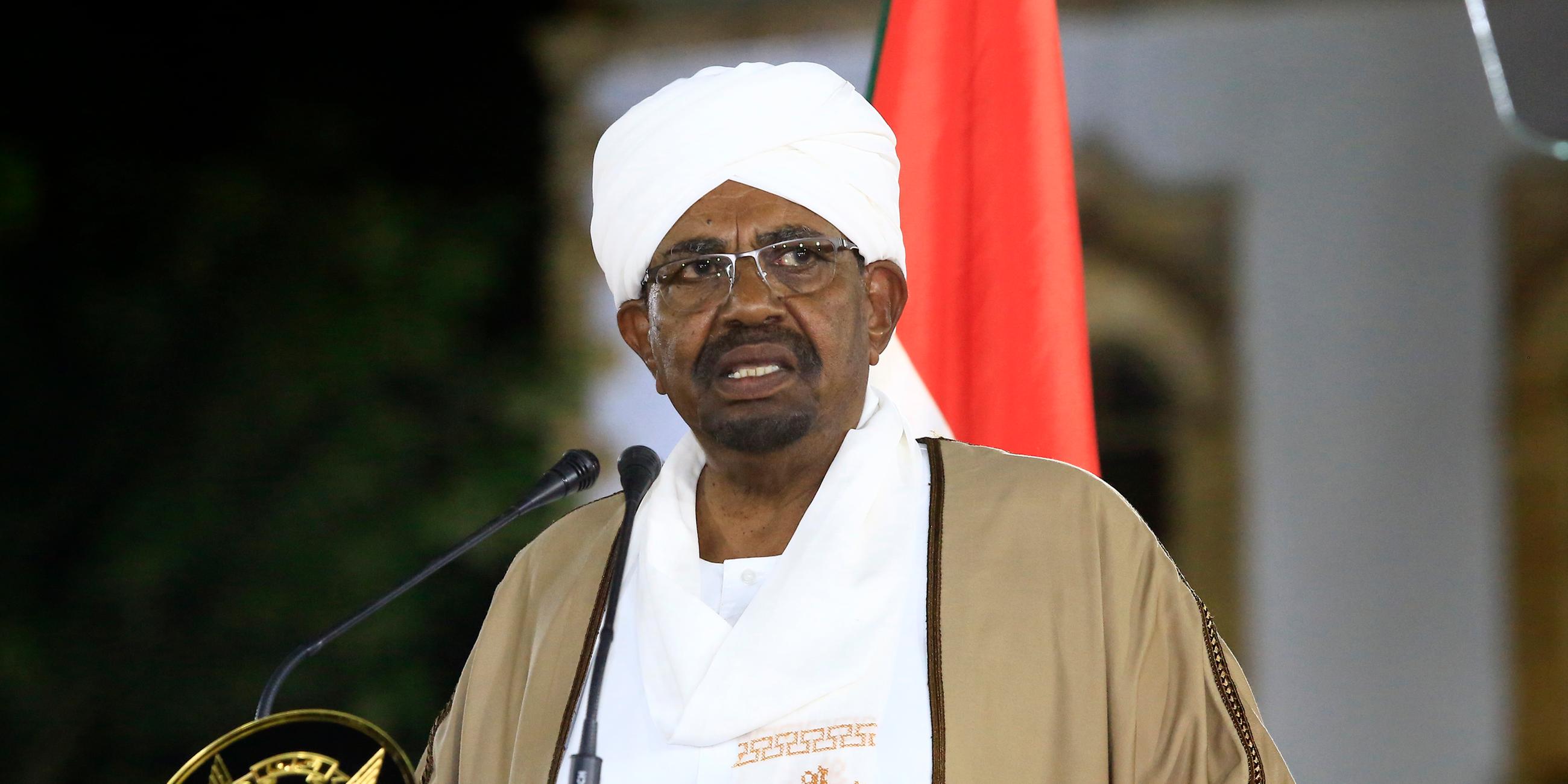 Sudan, Khartum: Präsident Omar al-Bashir, Präsident vom Sudan, hält eine Rede im Präsidentenpalast. Archivbild