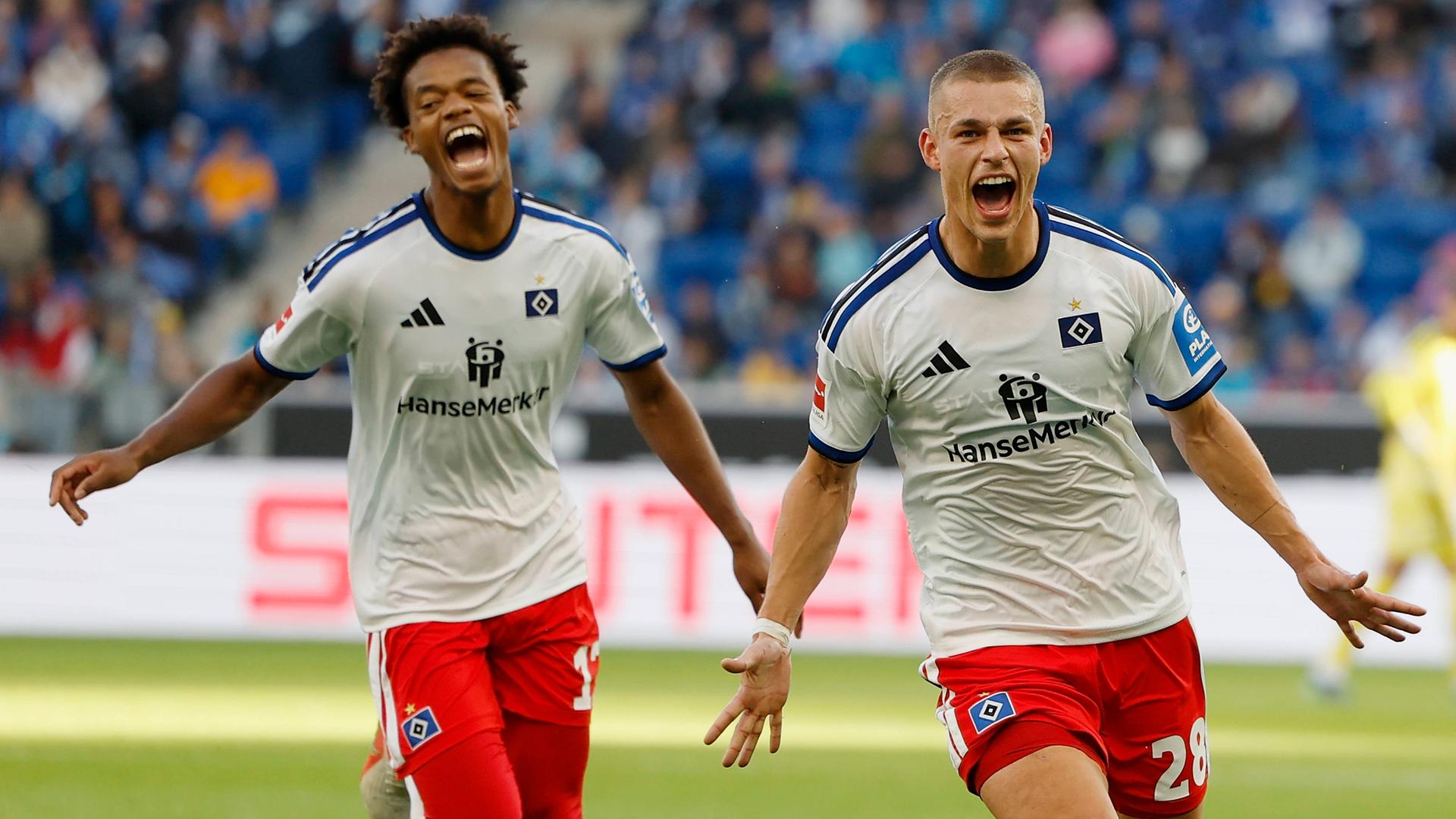 Der Hamburger Abwehrspieler Miro Muheim jubelt nach seinem Treffer zum 3:2 zusammen mit seinem Teamkollegen Warmed Omari