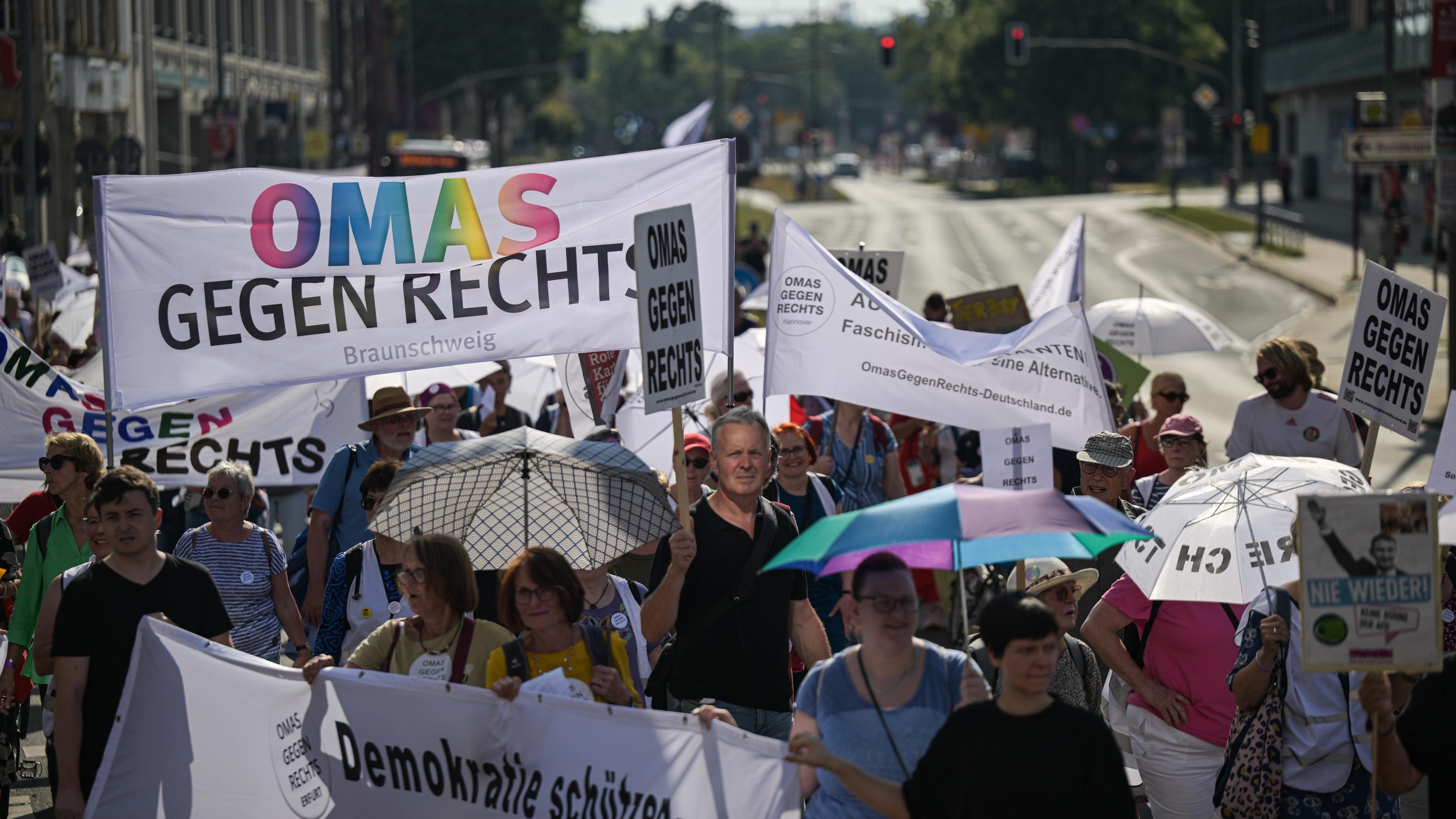 03.08.2024, Thüringen, Erfurt: Teilnehmer halten Schilder und Plakate mit der Aufschrift «Omas gegen Rechts» hoch. Unter dem Motto «Demokratie schützen - jetzt!» rief die Vereinigung Omas gegen Rechts zu einer Demonstration auf.