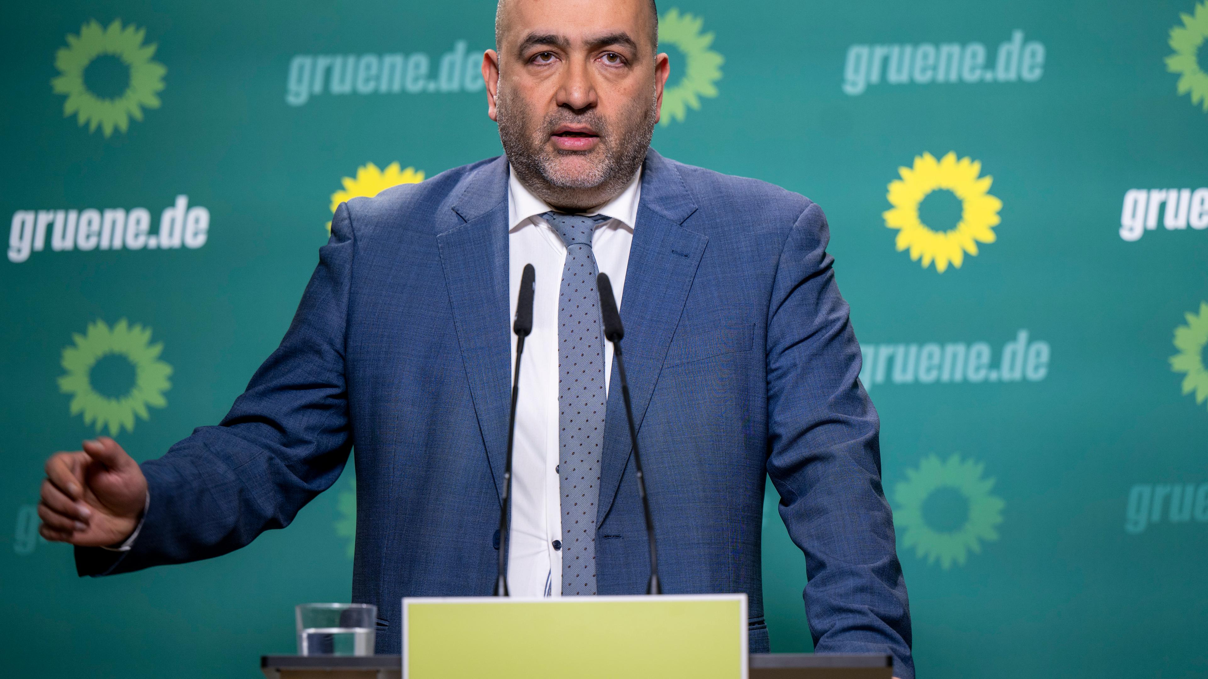 Omid Nouripour, Bundesvorsitzender von Bündnis 90/Die Grünen, spricht bei einer Pressekonferenz anlässlich der Jahresauftaktklausur seiner Partei.