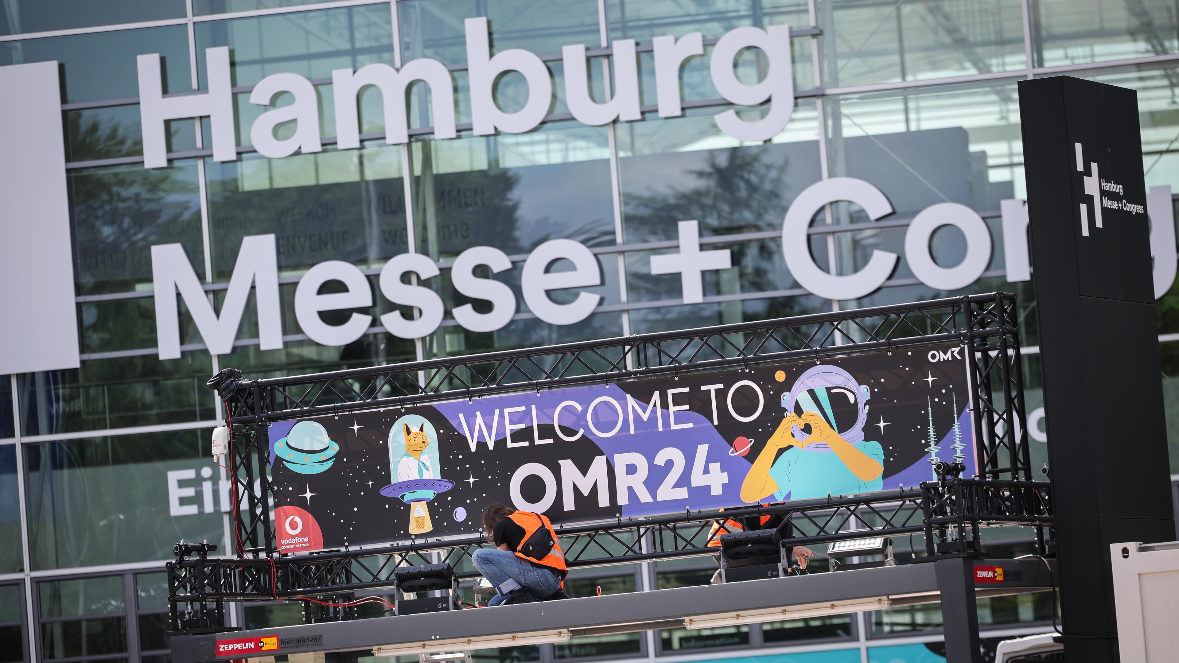 Hamburg: ·"Welcome to OMR24·" steht über dem Eingang zur Digital- und Marketingmesse Online Marketing Rockstars OMR in den Messehallen. 