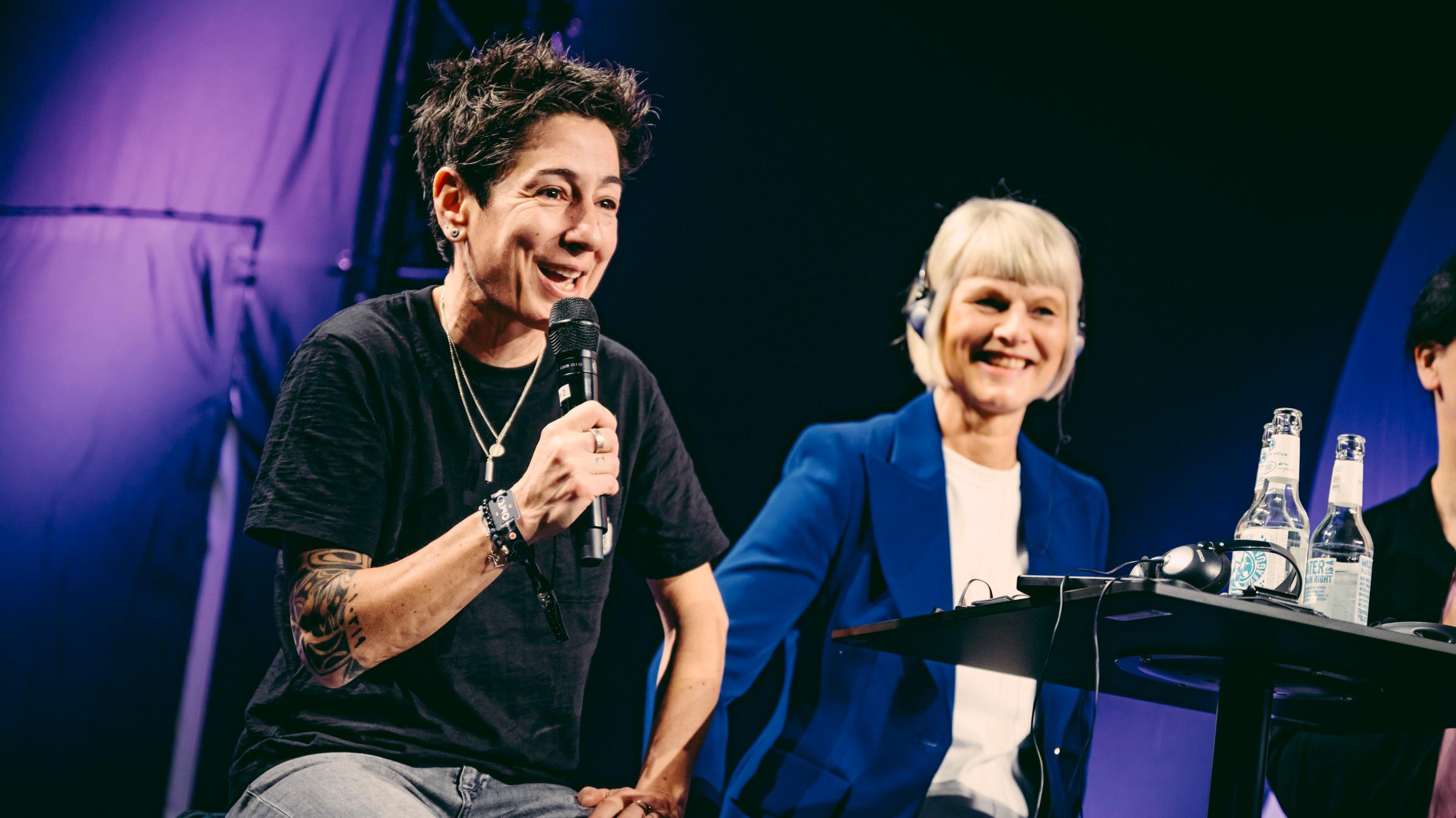 Dunja Hayali und Gundula Gause während einer Diskussion am ZDF-Stand auf der OMR