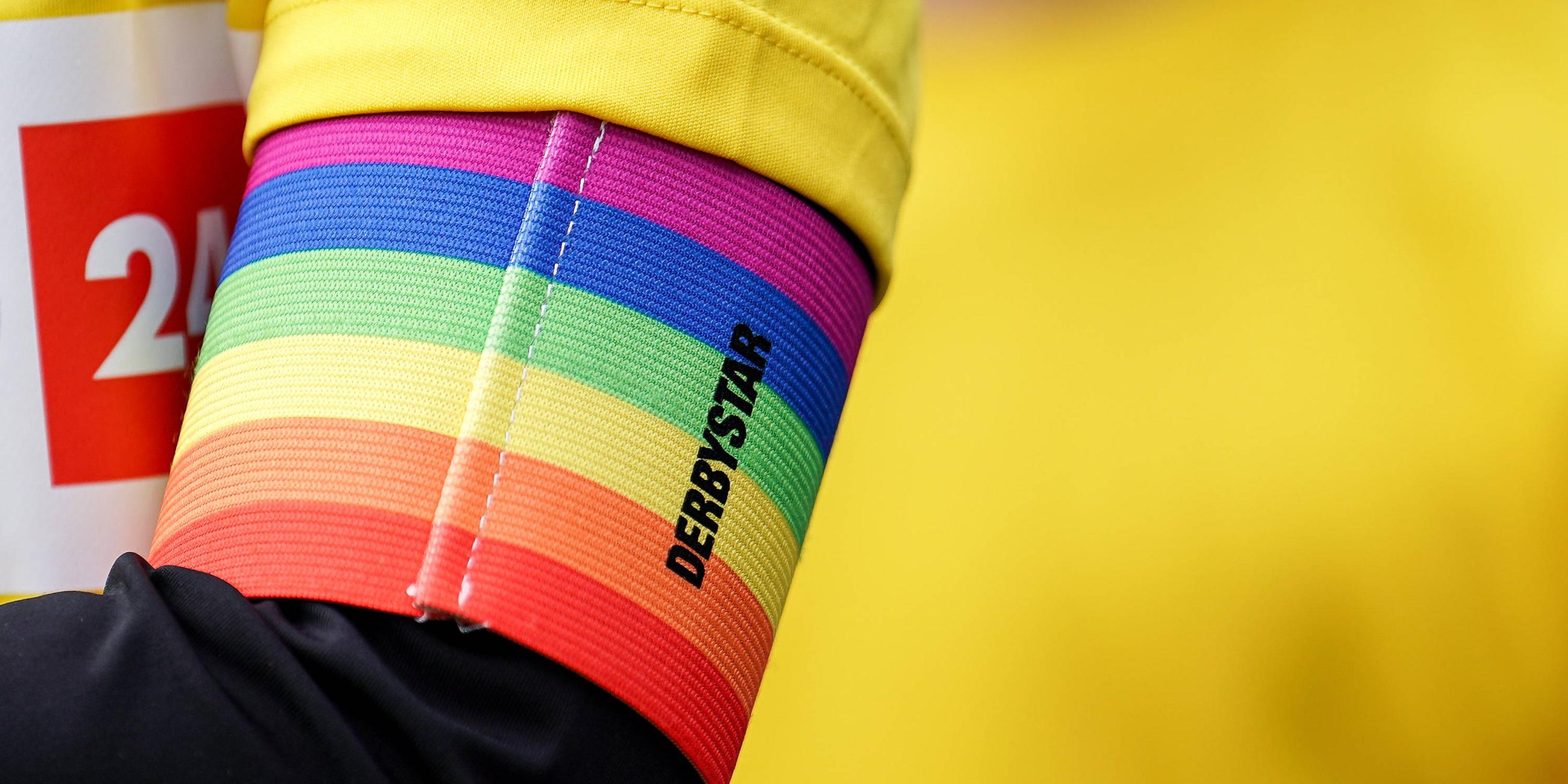 Eine Kapitänsbinde in den bunten Farben eines Regenbogen, aufgenommen am 19.03.2023