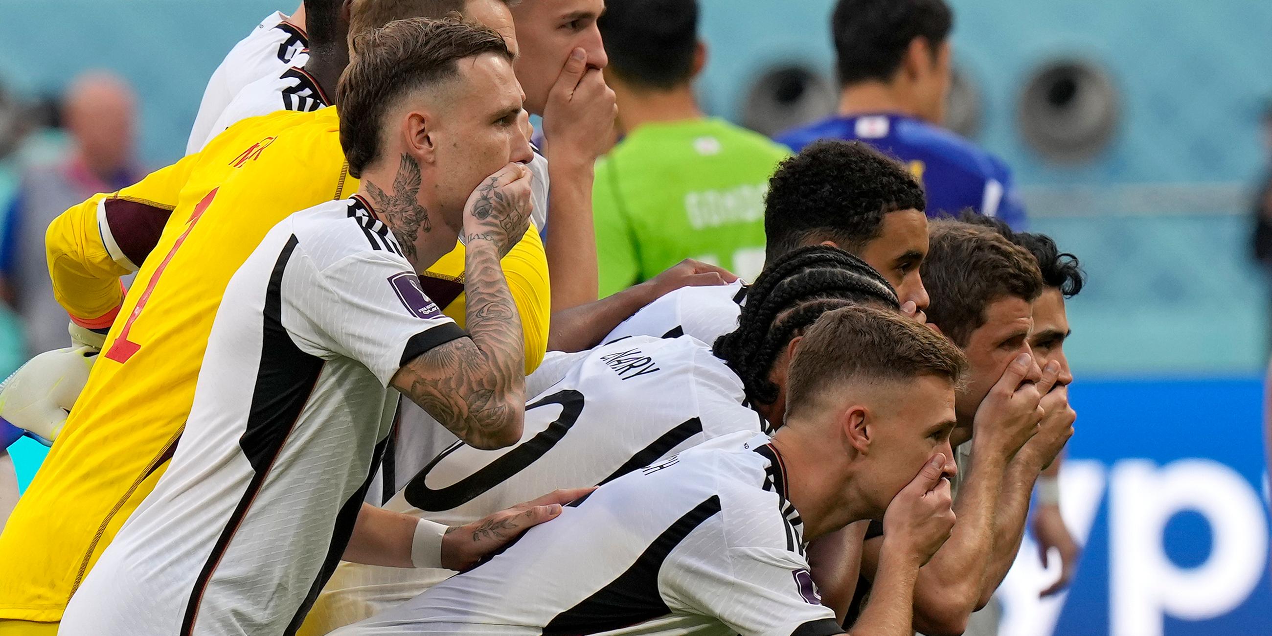 Die deutschen Nationalspieler halten sich beim Teamfoto vor ihrem WM-Spiel gegen Japan den Mund zu.