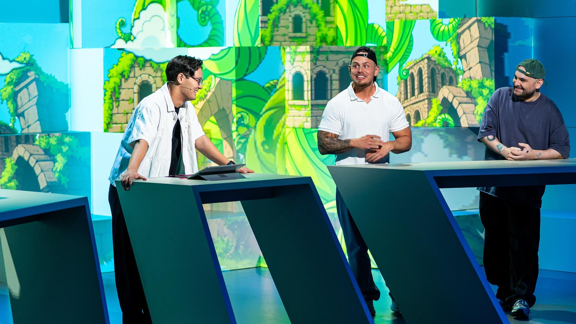 Tanoshii: Mr. Cegi, Ohara, Raafey, Cengiz und One Piece Theoretiker stehen an den Spielpulten im Tanoshii-Studio.