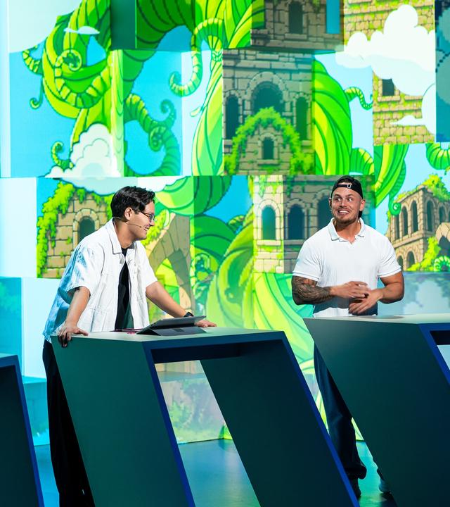 Tanoshii: Mr. Cegi, Ohara, Raafey, Cengiz und One Piece Theoretiker stehen an den Spielpulten im Tanoshii-Studio.